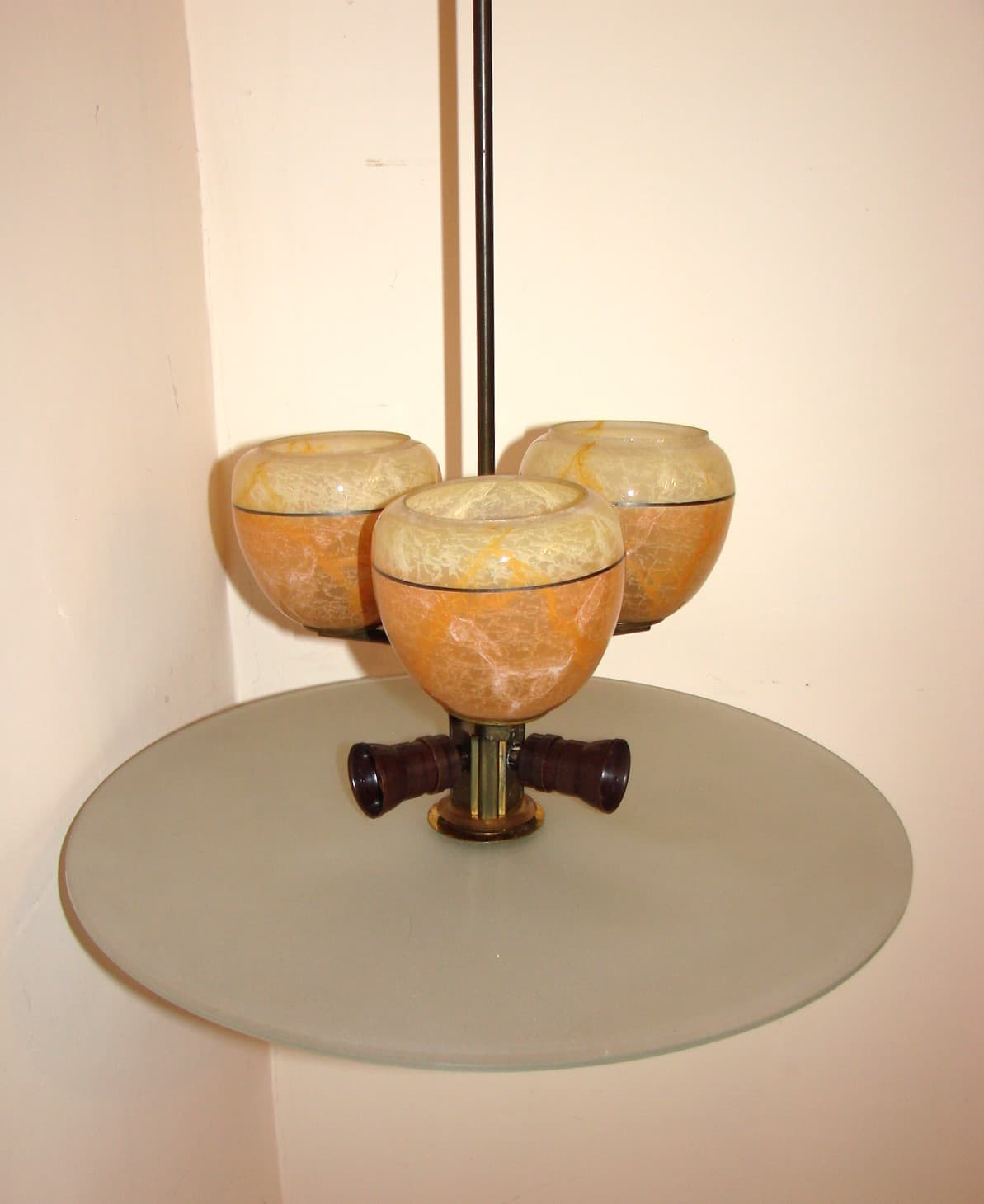 Chandelier Art Deco, orange, brass, glass, 1930s. - 37710