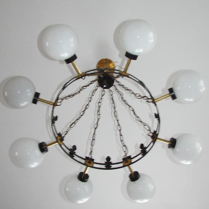 Żyrandol Mid Century, mosiądz złoty, szkło białe, lata 50. - 37831