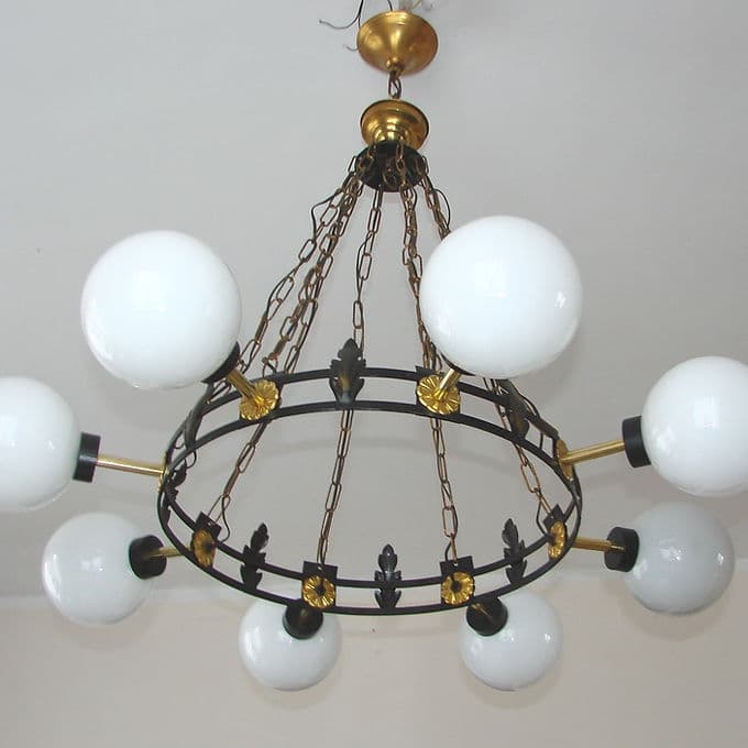 Żyrandol Mid Century, mosiądz złoty, szkło białe, lata 50. - 37826