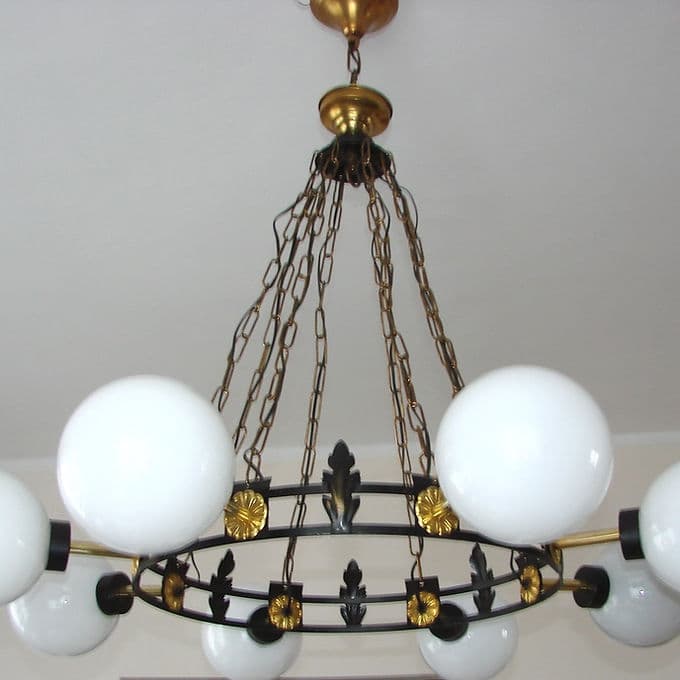 Żyrandol Mid Century, mosiądz złoty, szkło białe, lata 50. - 37829