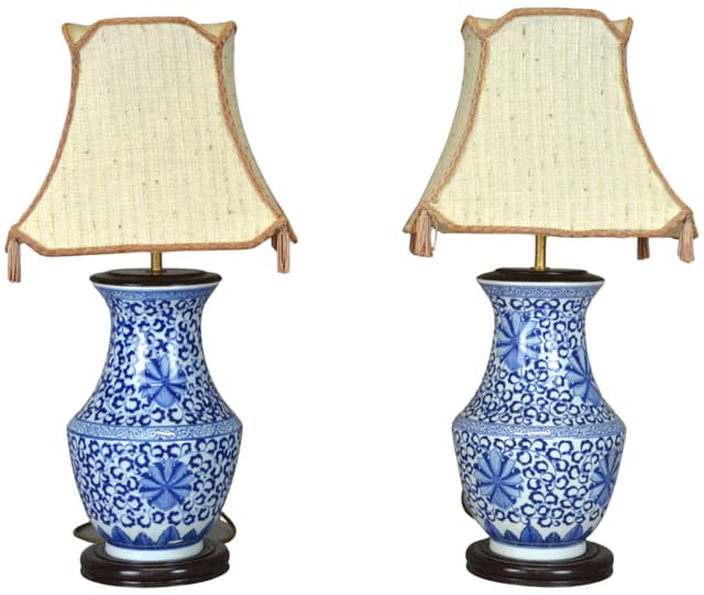 Pair of oriental table lamps, cobalt blue and white ceramic, dark brown wood, ivory fabric shade, 1950s. - DIMENSION