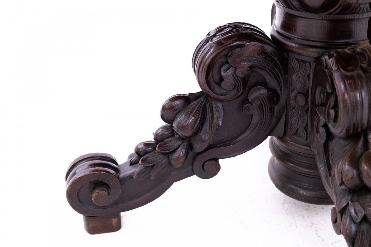 Oval Table Renaissance Revival, dark brown oak, Western Europe, 19th c. - 67114