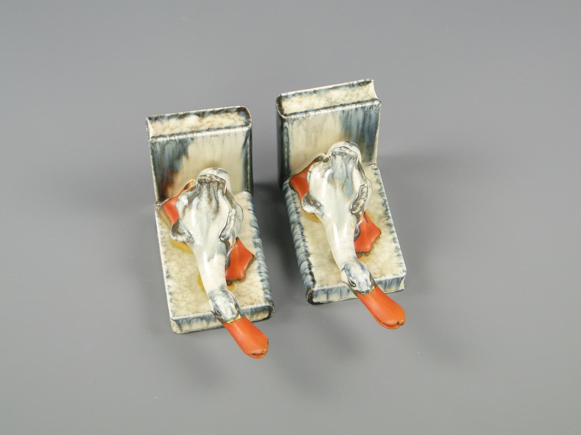 Para podpórek do książek Art déco, ceramika ivory white, proj. D. Urbach, Czechy, lata 30. - 40680