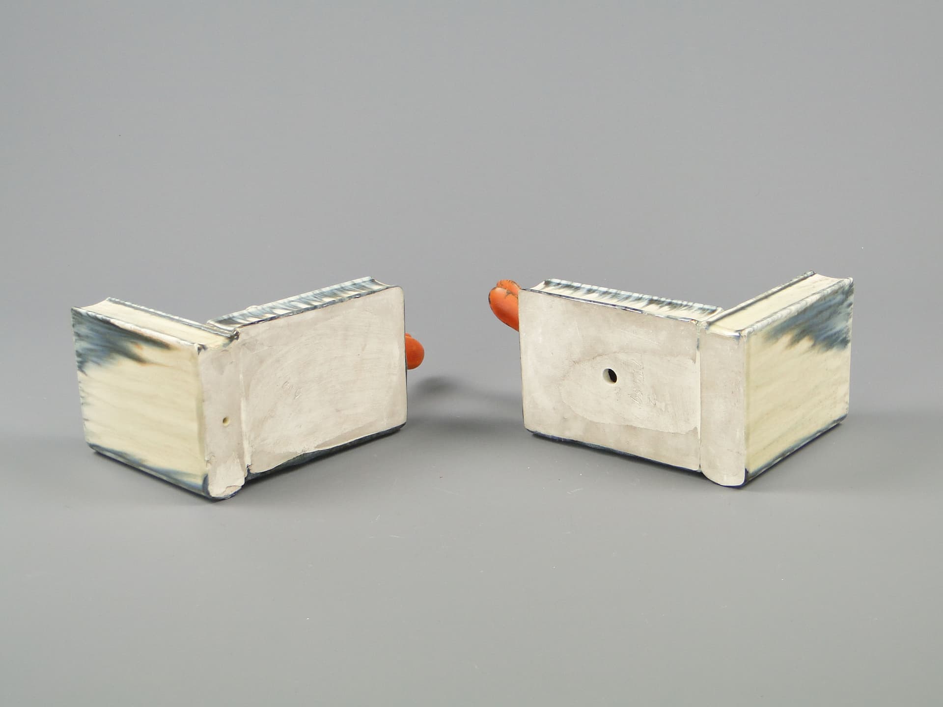 Para podpórek do książek Art déco, ceramika ivory white, proj. D. Urbach, Czechy, lata 30. - 40684