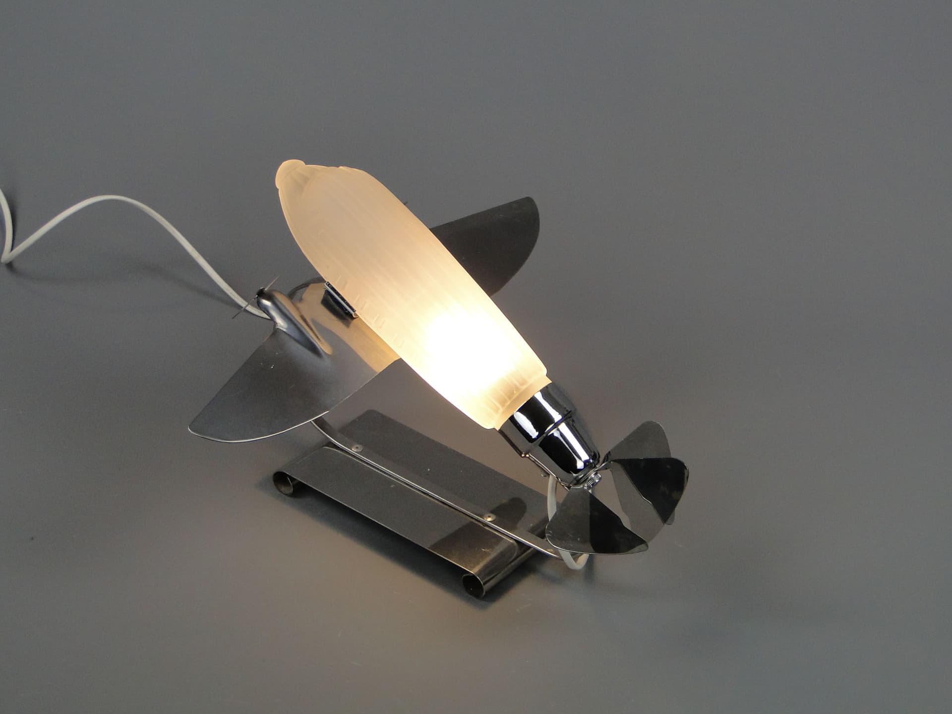 Lampa stołowa, szkło białe, stal chromowana, Czechosłowacja, lata 60. - 40641