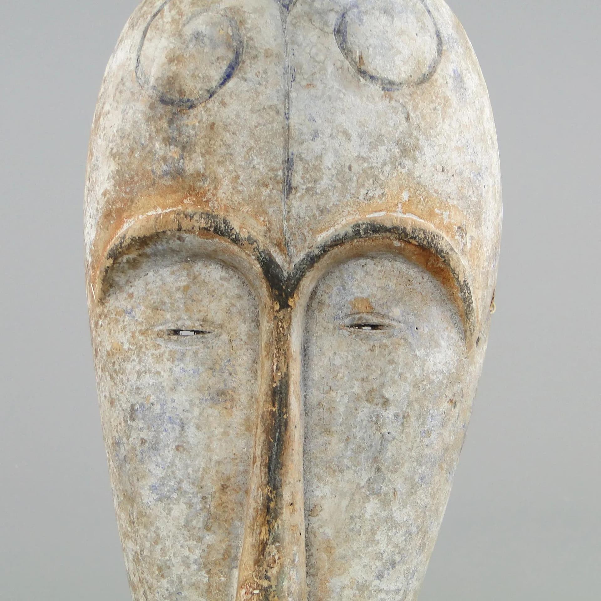 Maska afrykańska dekoracyjna, szara, drewno balsa, Afryka, lata 70. - 40616