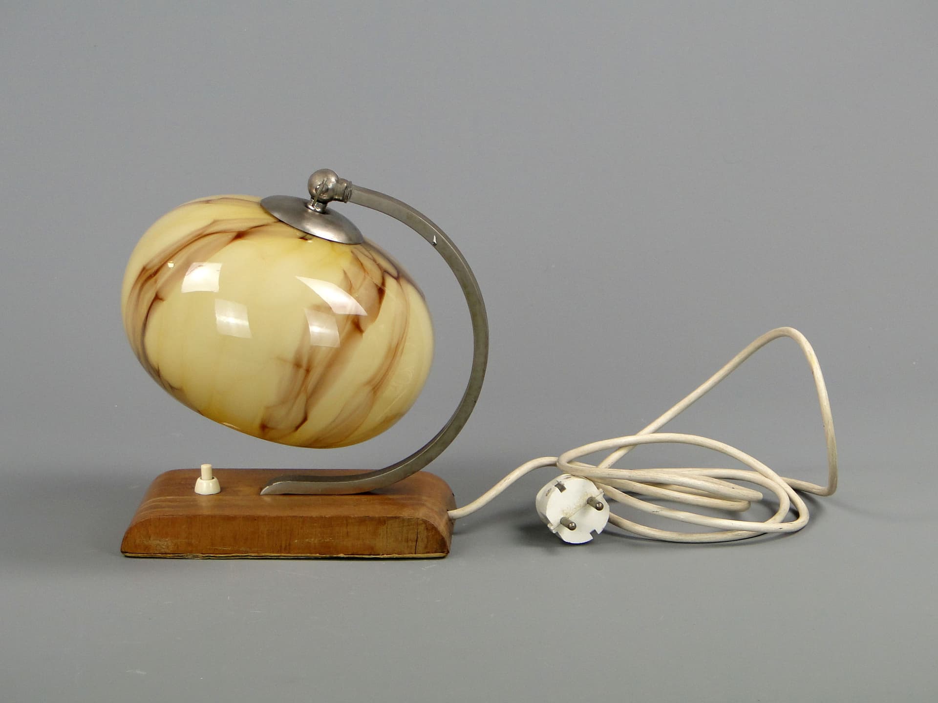 Lampa stołowa Art Deco, beżowy, mosiądz niklowany, orzech, szkło, Polska, lata 20. - 40610