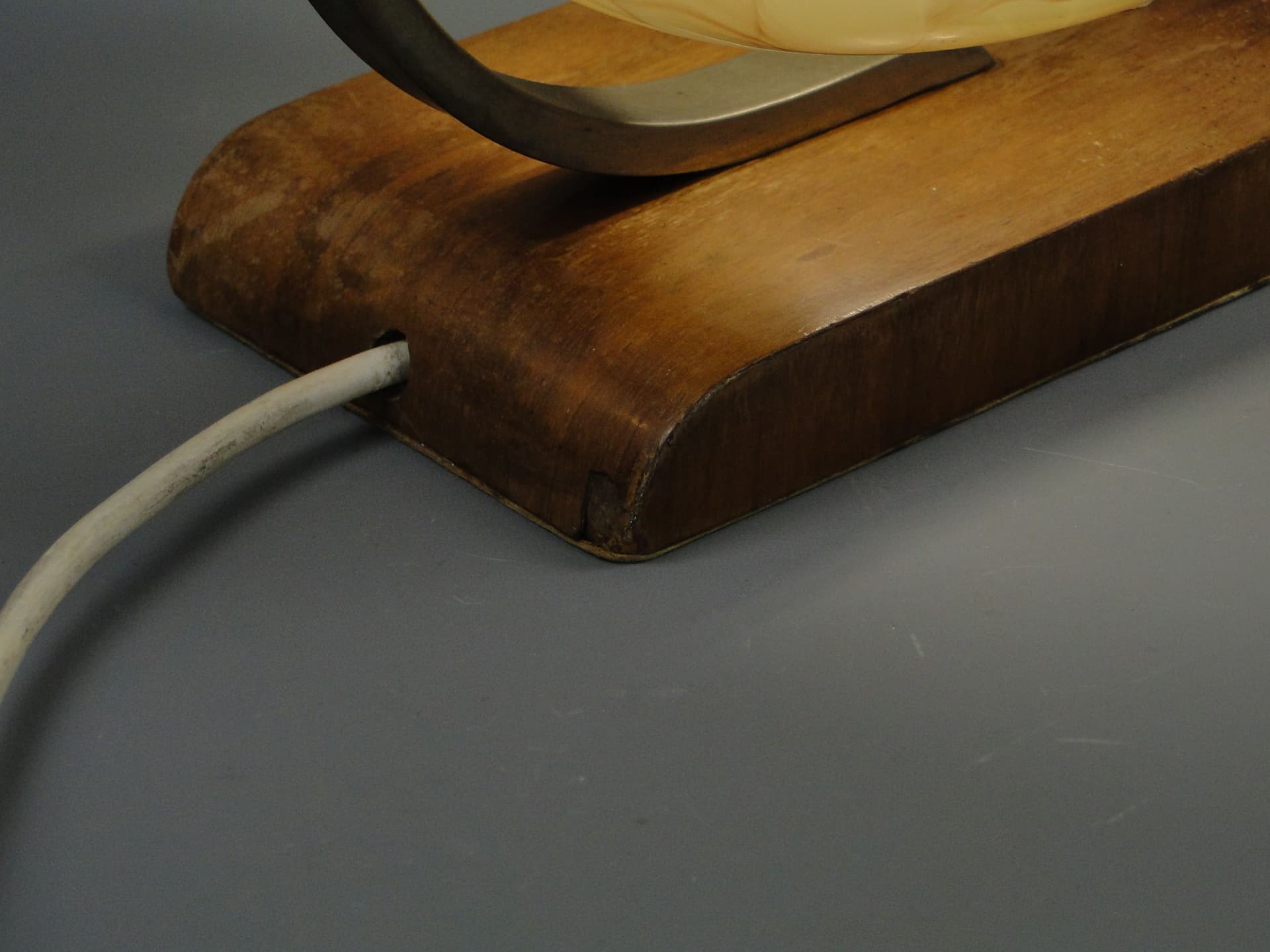 Lampa stołowa Art Deco, beżowy, mosiądz niklowany, orzech, szkło, Polska, lata 20. - 40612