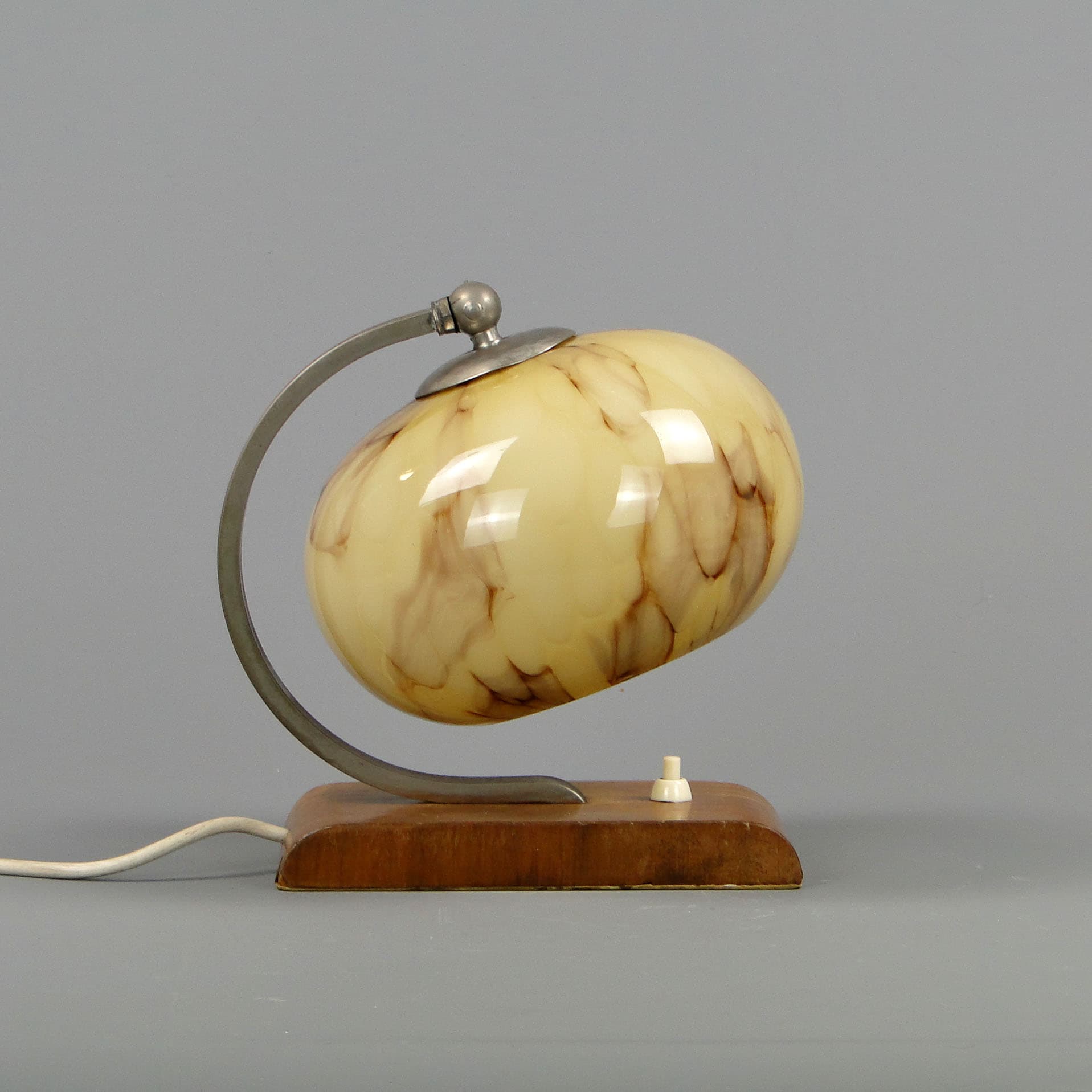 Lampa stołowa Art Deco, beżowy, mosiądz niklowany, orzech, szkło, Polska, lata 20. - 40609