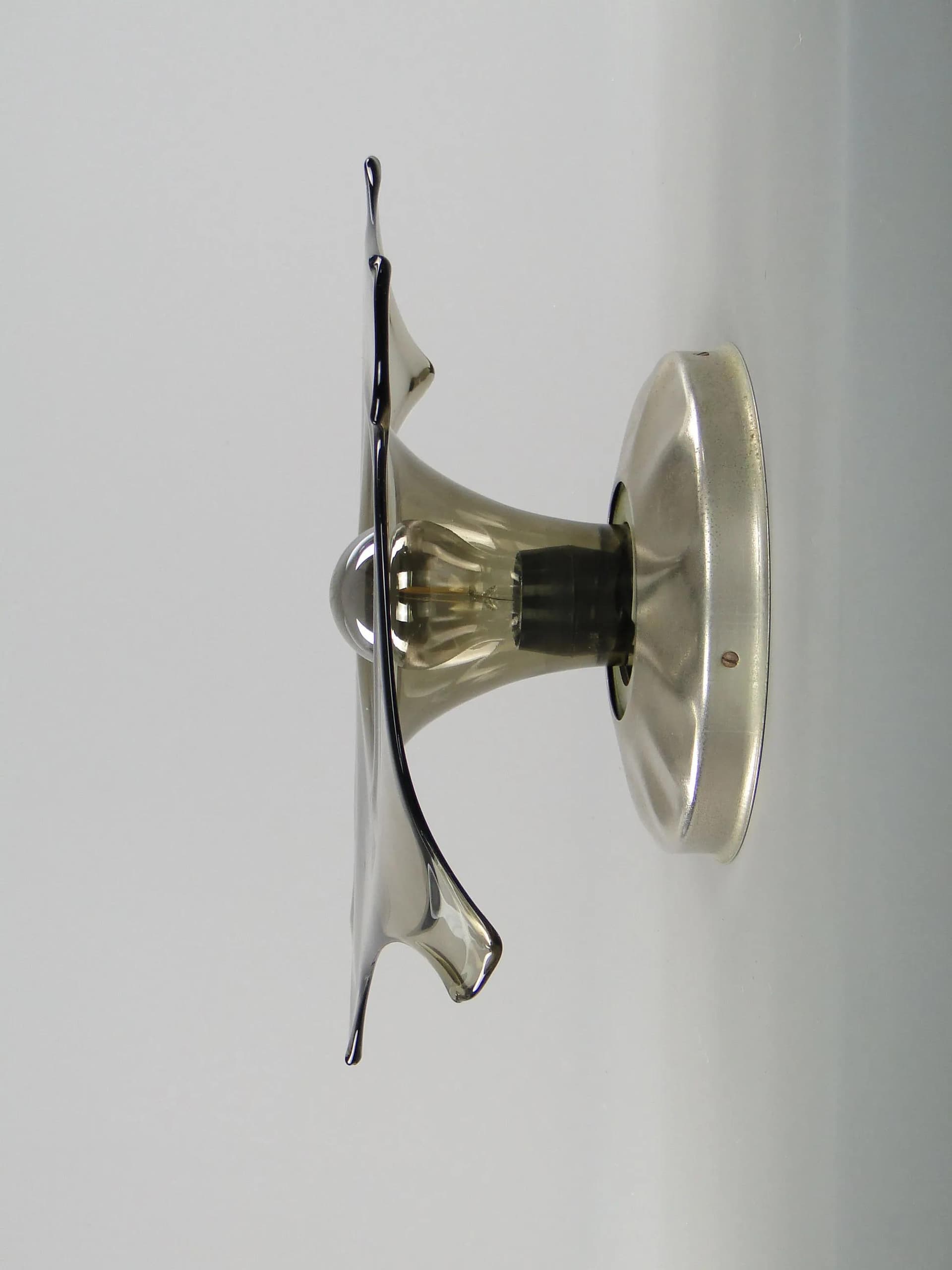 Kinkiet modernistyczny, szkło grafitowe, metal niklowany, Polam, Polska, lata 60. - 40747