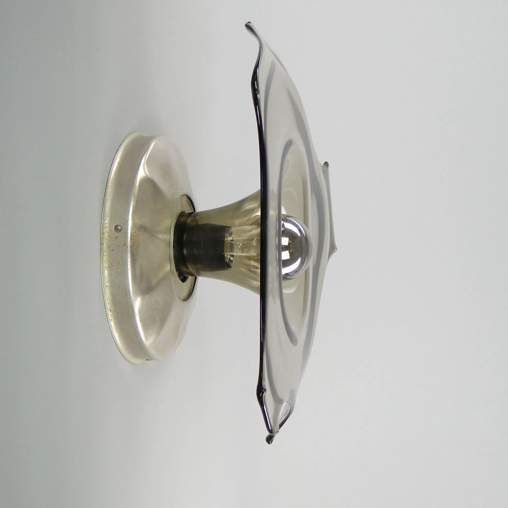 Kinkiet modernistyczny, szkło grafitowe, metal niklowany, Polam, Polska, lata 60. - 40757