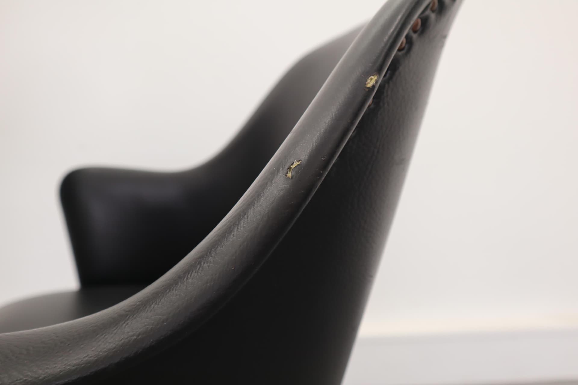 Fotel obrotowy, winyl czarny, metal, Polska, lata 60. - 39759