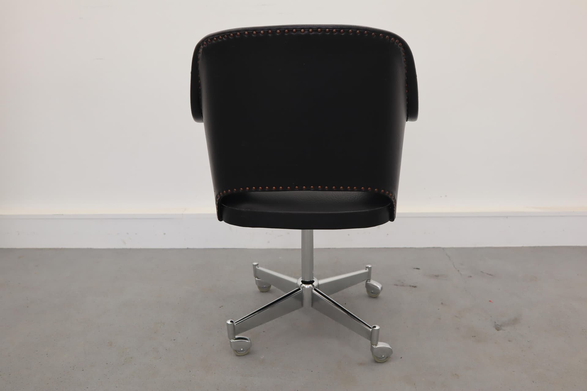 Fotel obrotowy, winyl czarny, metal, Polska, lata 60. - 39754