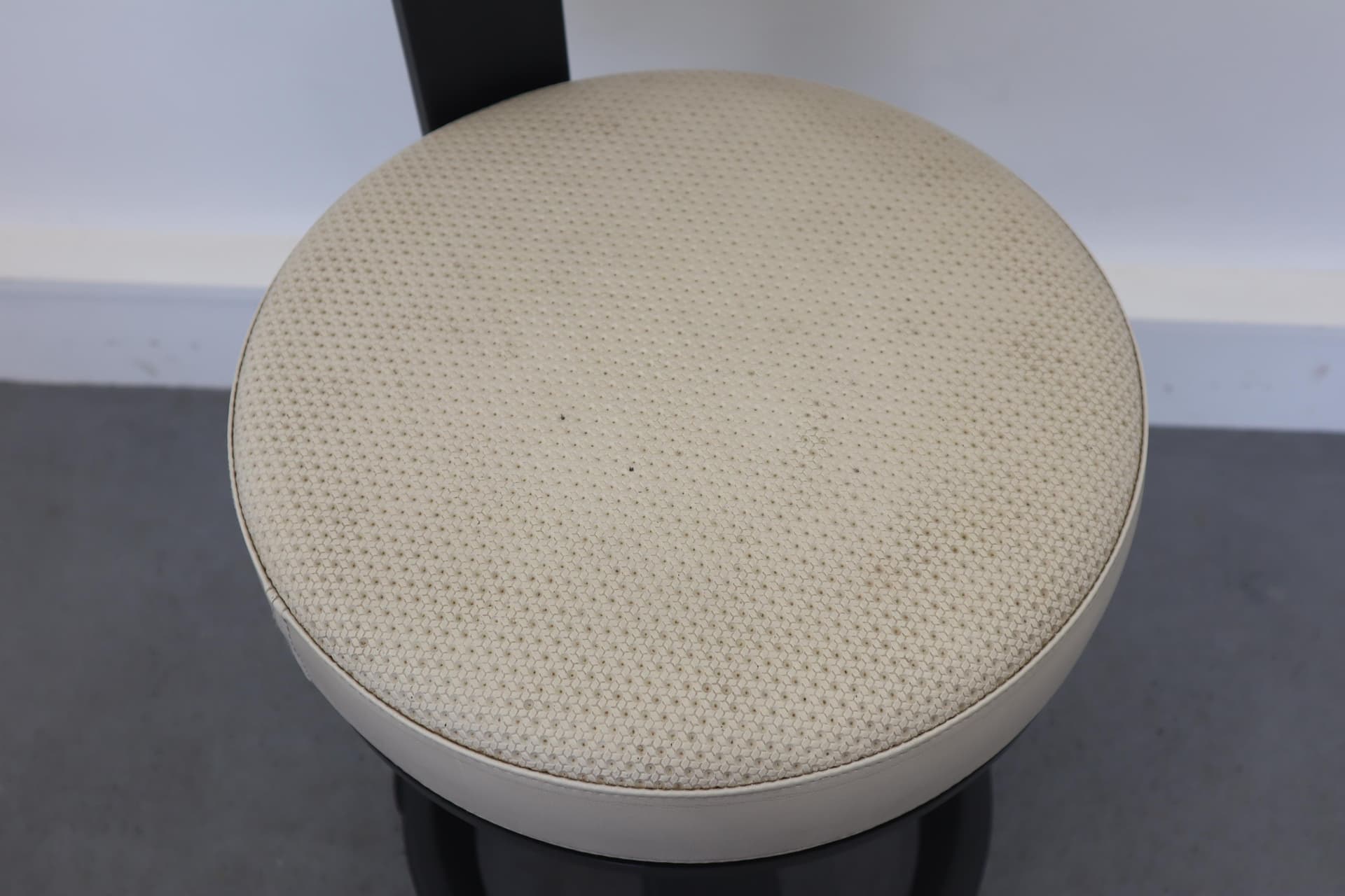 Hoker industrialny, beżowa sztuczna skóra, metal czarny, Siemens, lata 70. - 39748