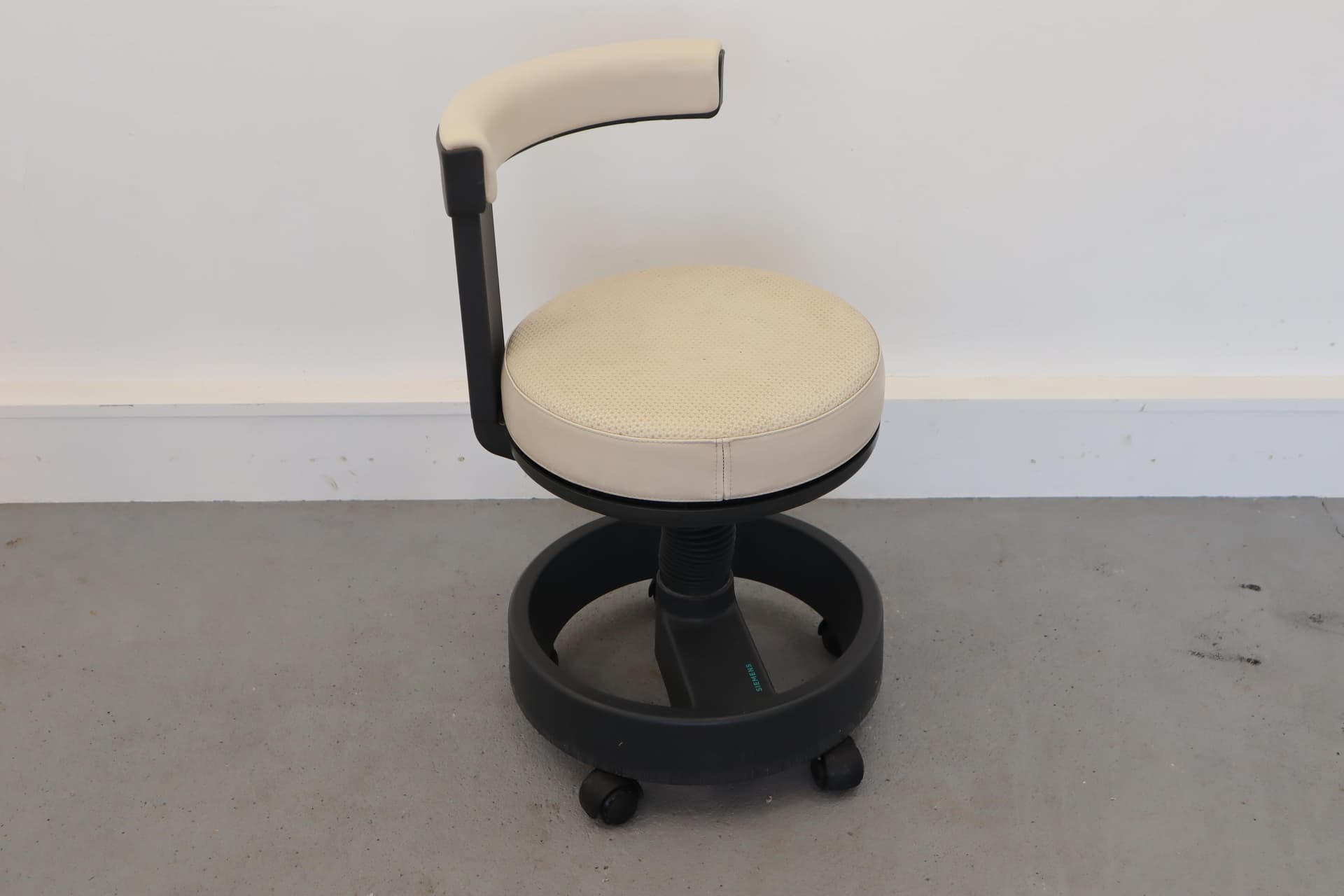 Hoker industrialny, beżowa sztuczna skóra, metal czarny, Siemens, lata 70. - 39746