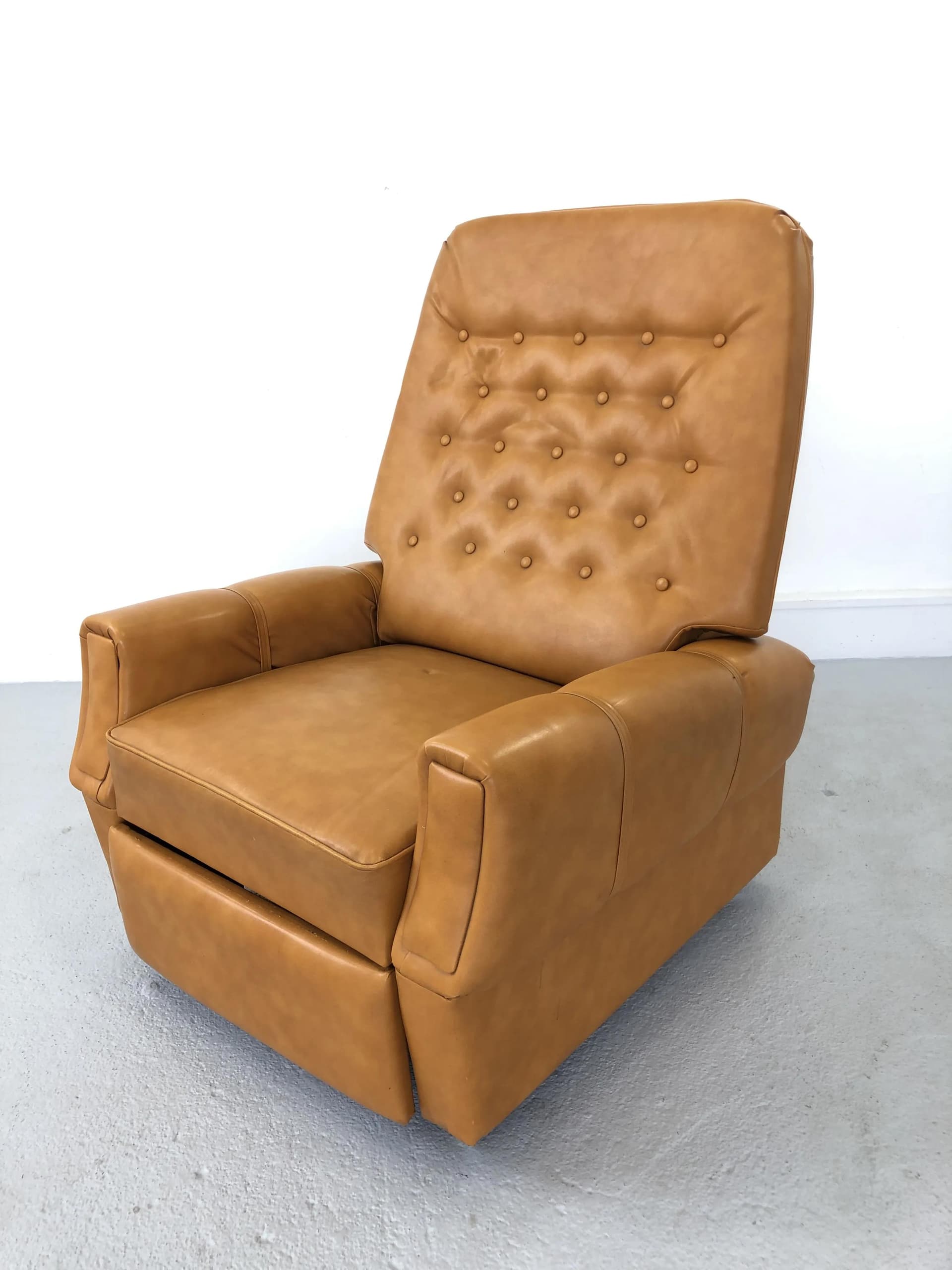 Fotel Leniuch, winyl pomarańczowy, Polska, lata 60. - 39697