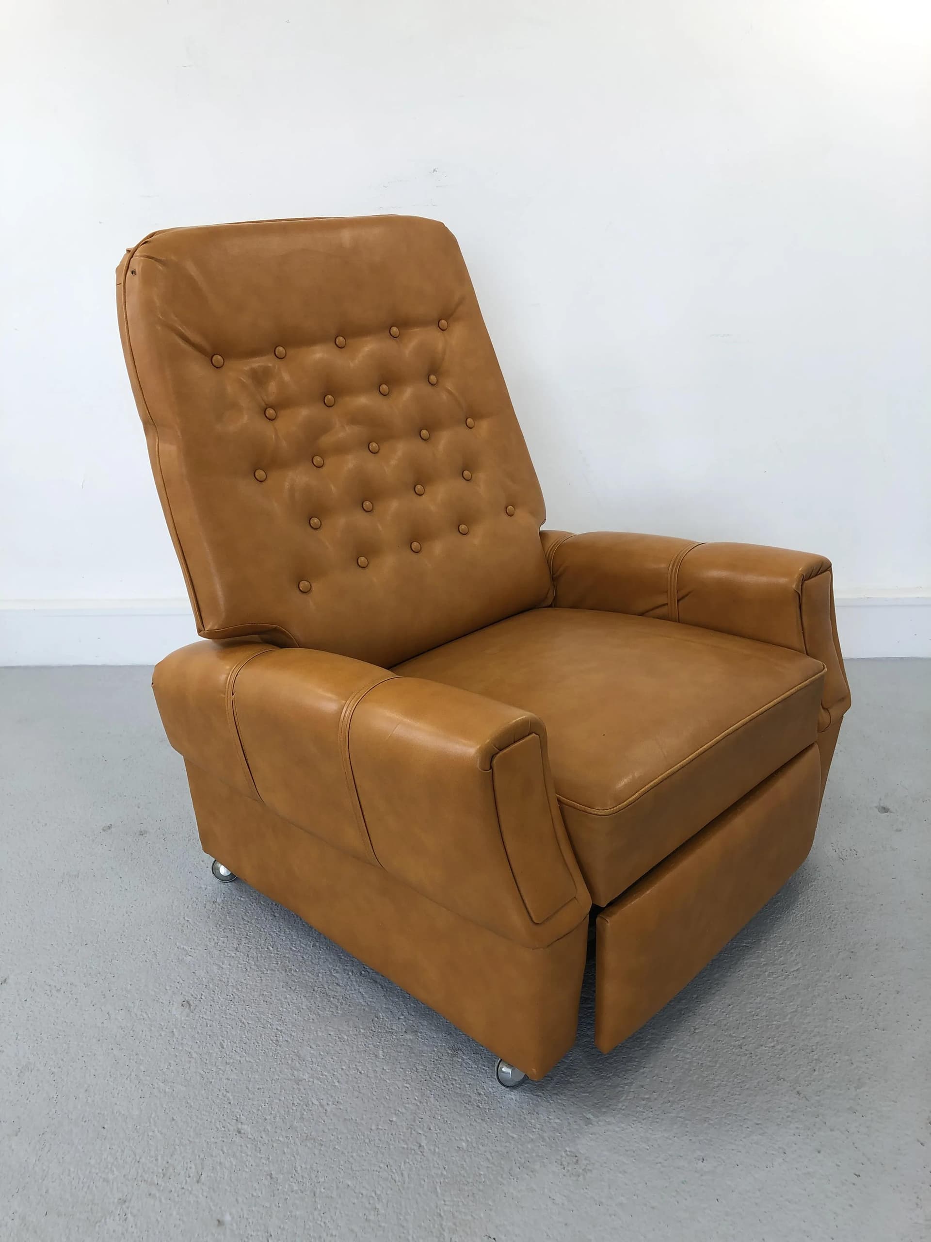 Fotel Leniuch, winyl pomarańczowy, Polska, lata 60. - 39702