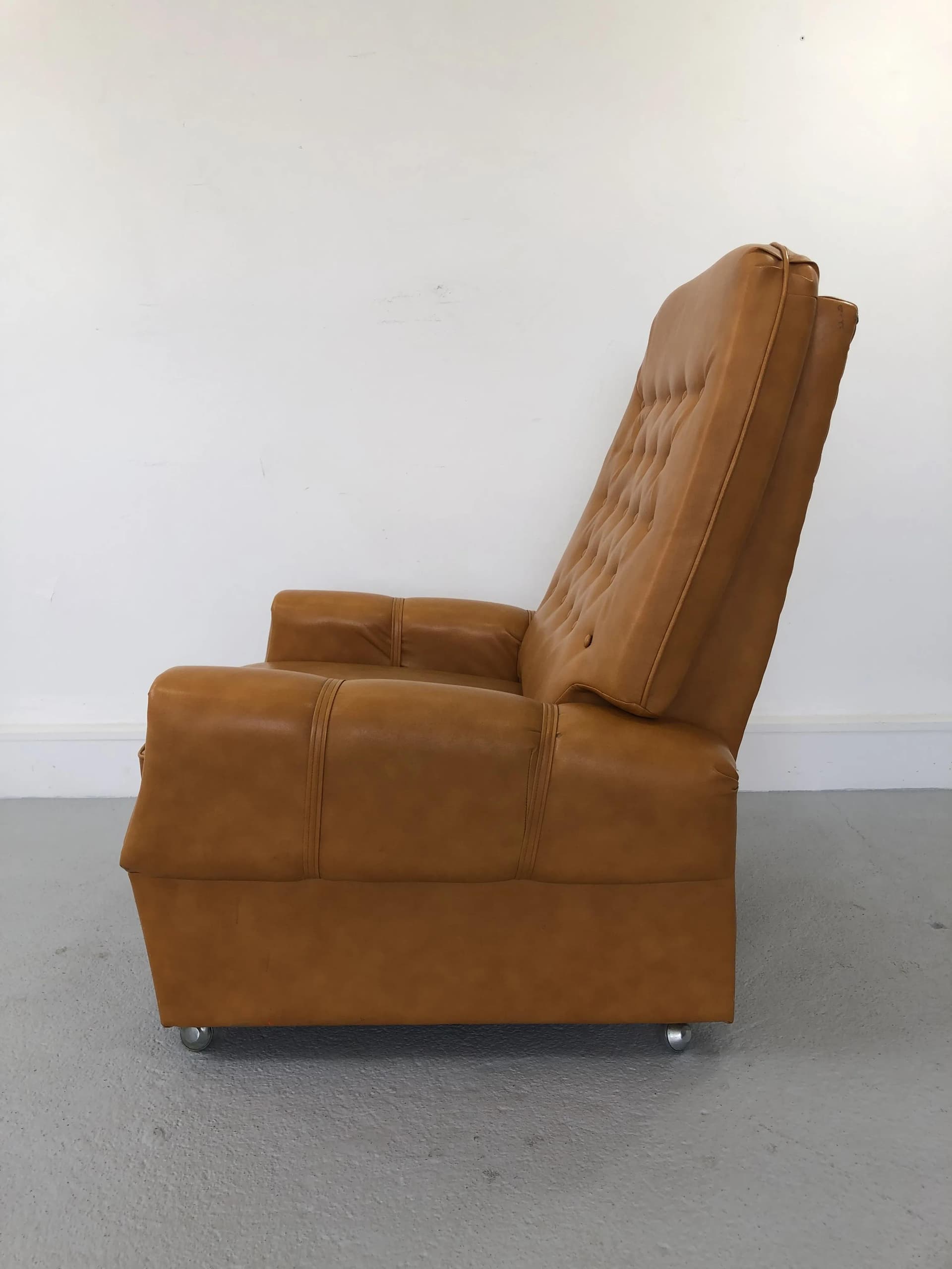 Fotel Leniuch, winyl pomarańczowy, Polska, lata 60. - 39701