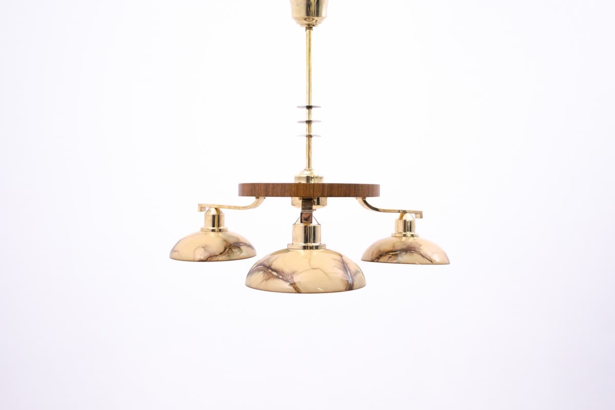 Żyrandol Art Deco, orzech, mosiądz, szkło beżowy, Polska, lata 50. - 77843
