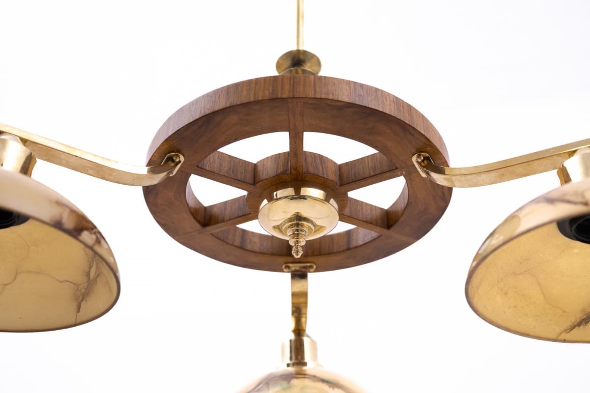 Żyrandol Art Deco, orzech, mosiądz, szkło beżowy, Polska, lata 50. - 77848