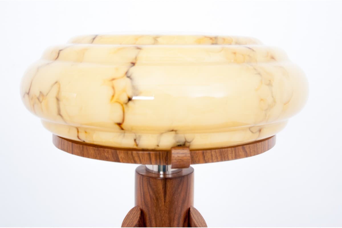 Lampa stołowa Art Deco, beżowy klosz, orzech, Polska, lata 50. - 77804