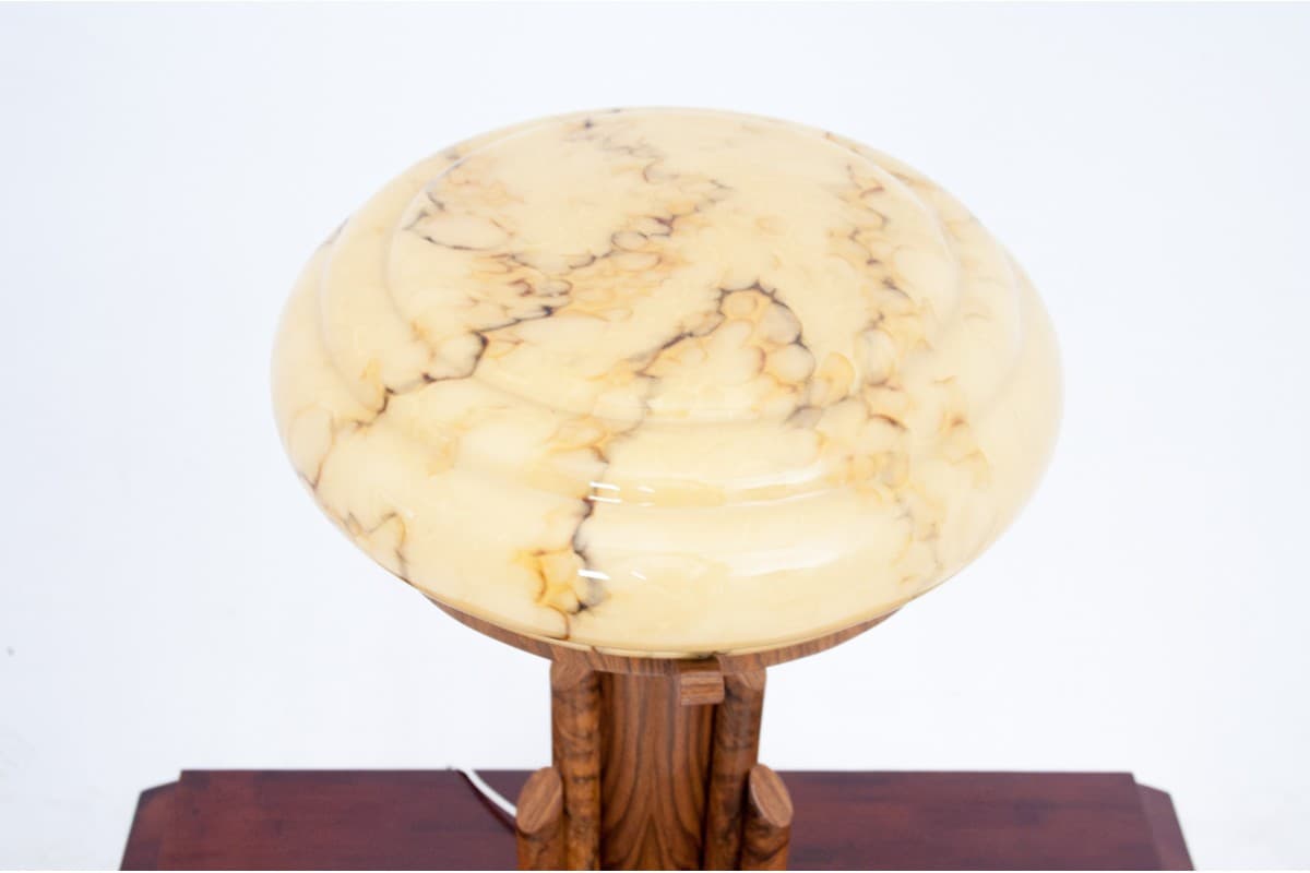 Lampa stołowa Art Deco, beżowy klosz, orzech, Polska, lata 50. - 77805