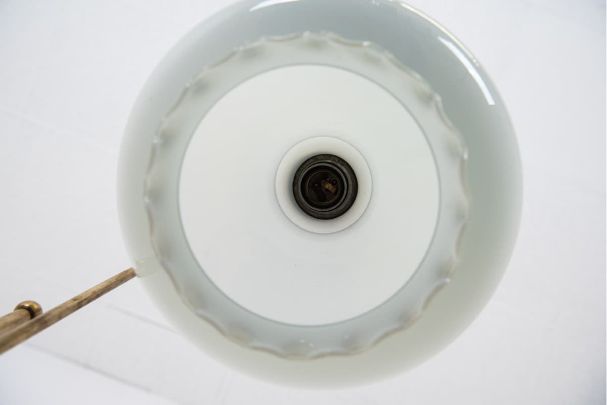 Lampa stojąca, metal biały, szkło opalizujące, Polska, lata 60. - 61062