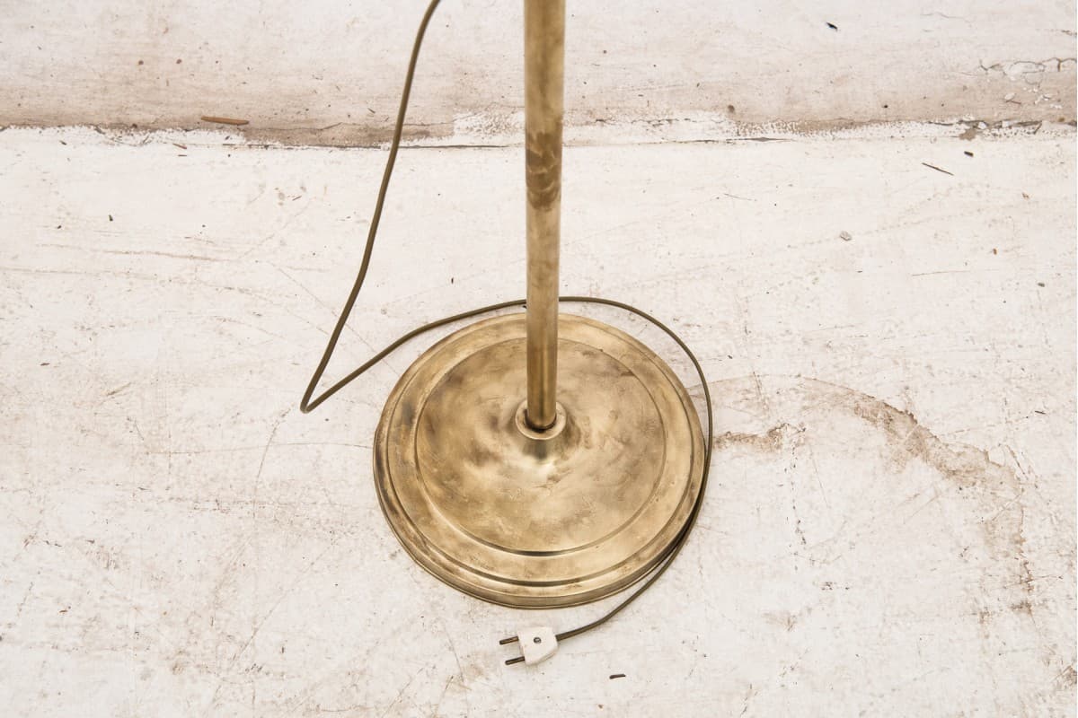 Lampa stojąca, metal biały, szkło opalizujące, Polska, lata 60. - 61063