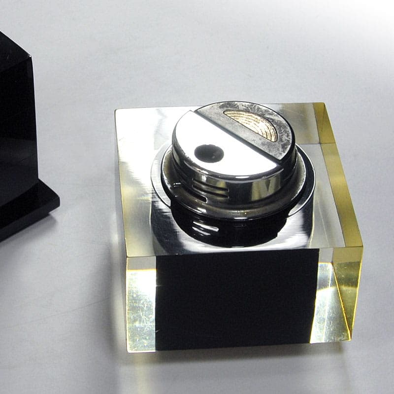 Zapalniczka stołowa postmodernistyczna, akryl czarny, lata 70. - 40378