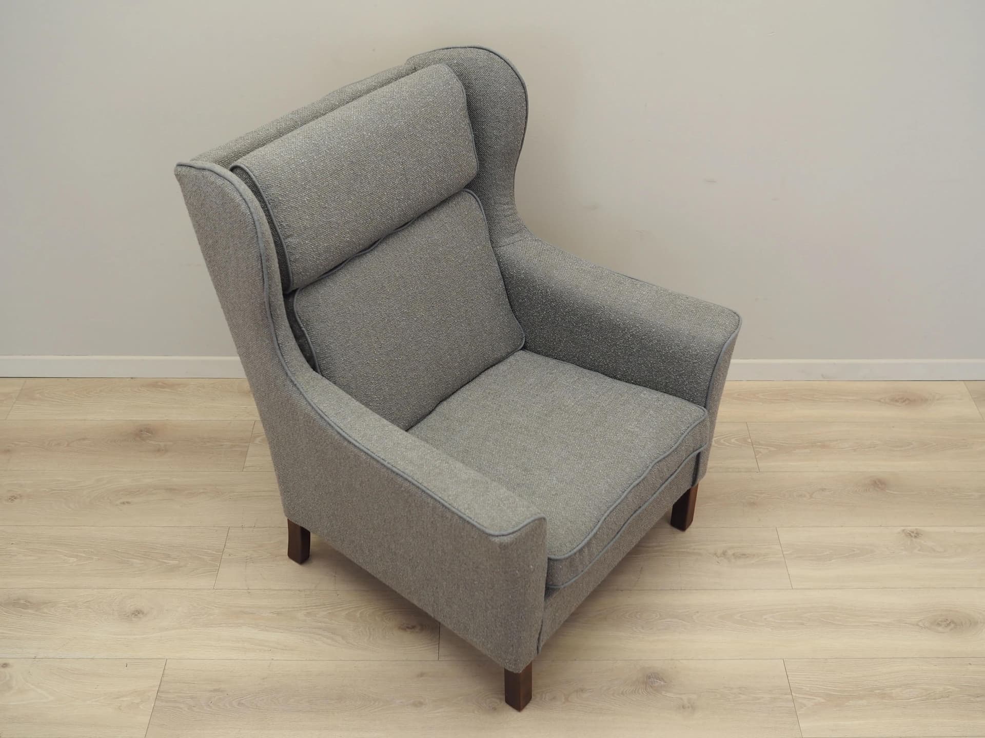 Wingback armchair, grey wool, beech, Denmark, 1970s. - 40456