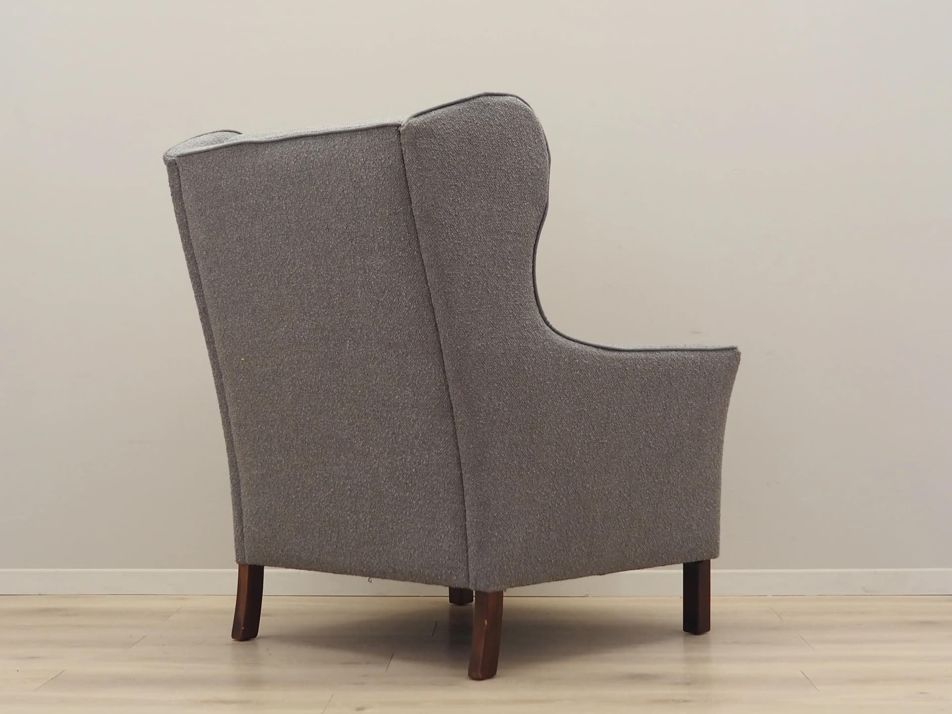 Wingback armchair, grey wool, beech, Denmark, 1970s. - 40451