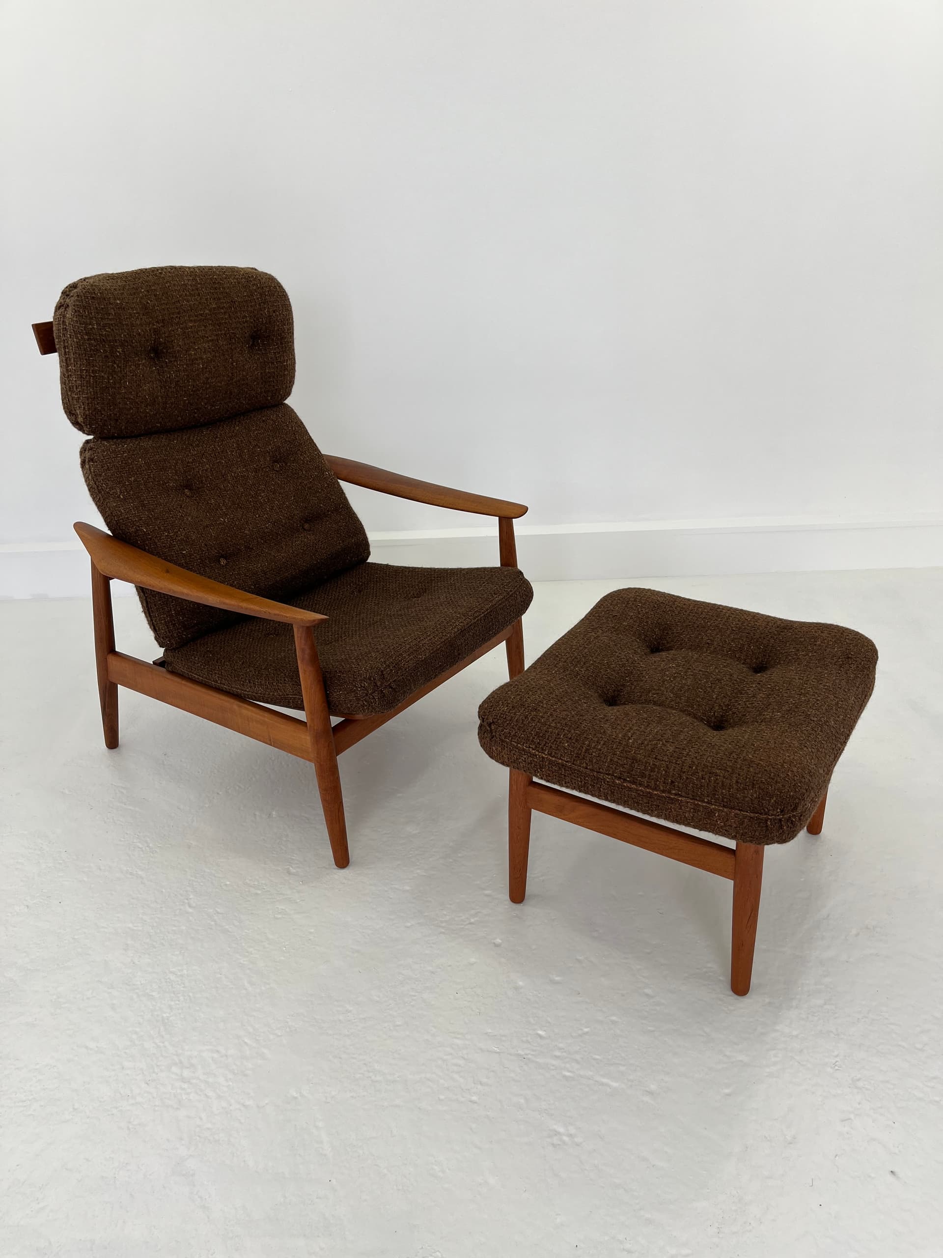 Fotel z podnóżkiem FD-164, wełna brązowy ciemny, teak, proj. A. Vodder, Cado, Dania, lata 70. - 40850