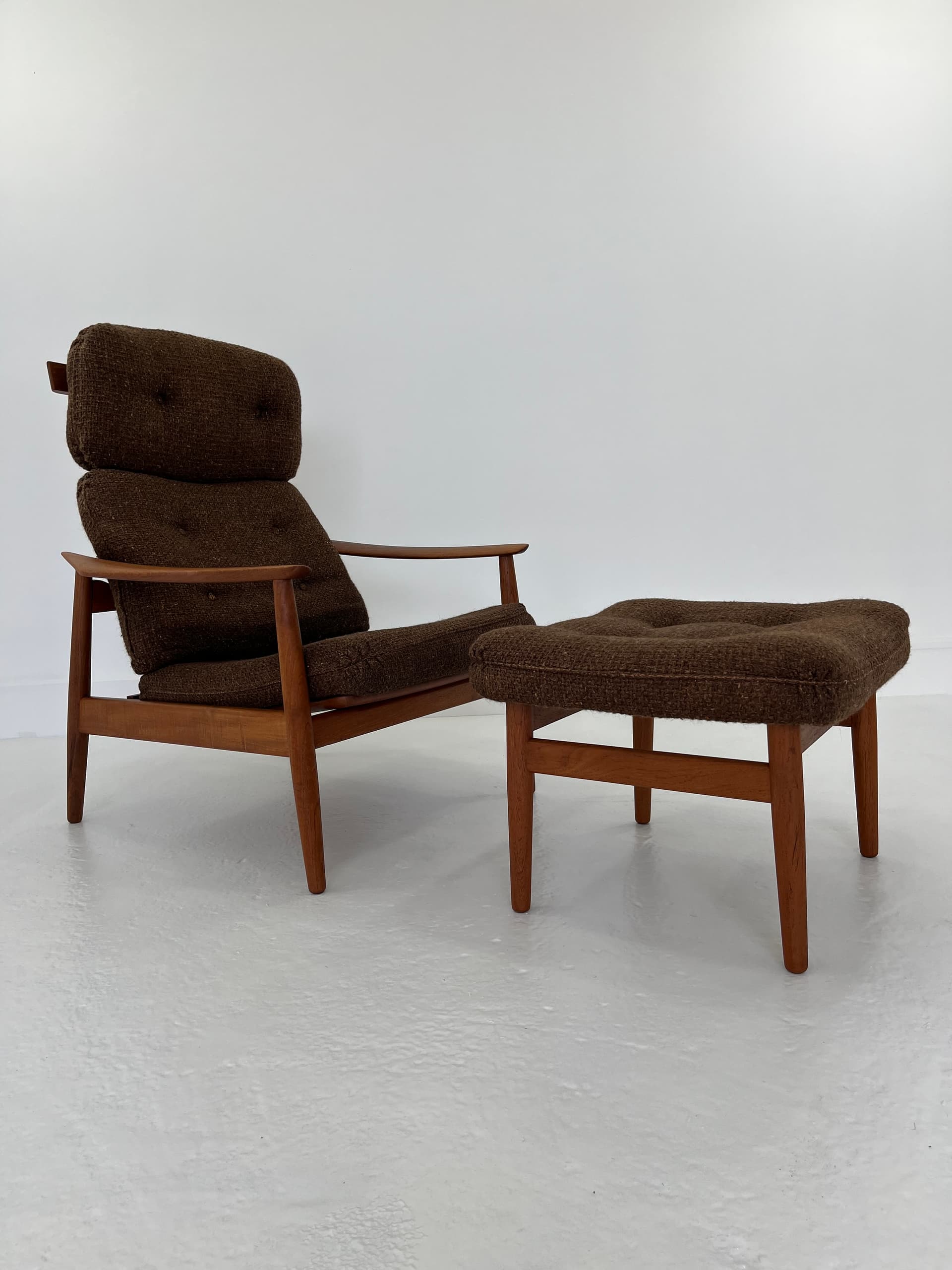 Fotel z podnóżkiem FD-164, wełna brązowy ciemny, teak, proj. A. Vodder, Cado, Dania, lata 70. - 40849