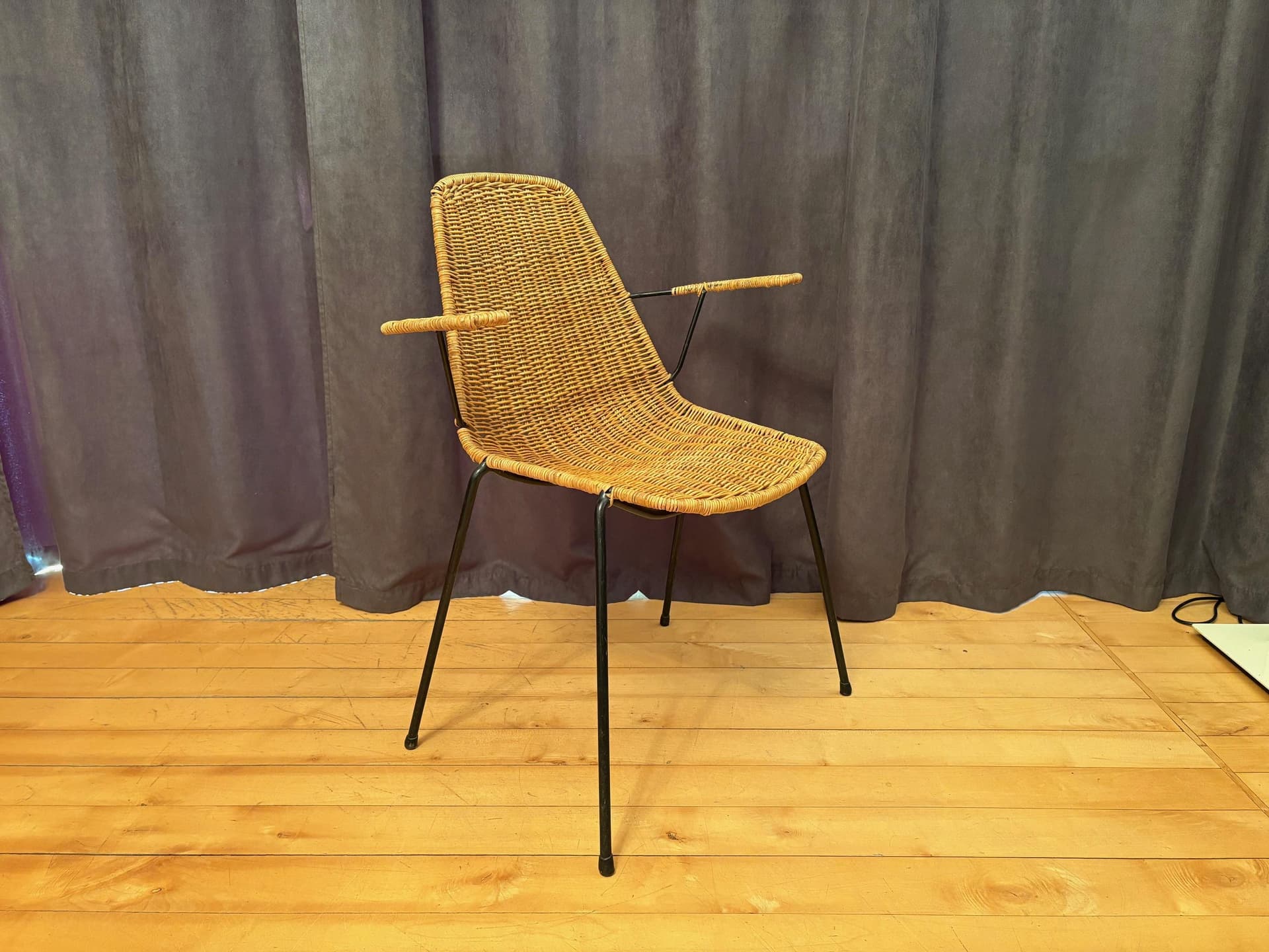 Krzesło z podłokietnikami, rattan brązowy, stal czarna, proj. G. F. Legler, Włochy, lata 50. - 79912