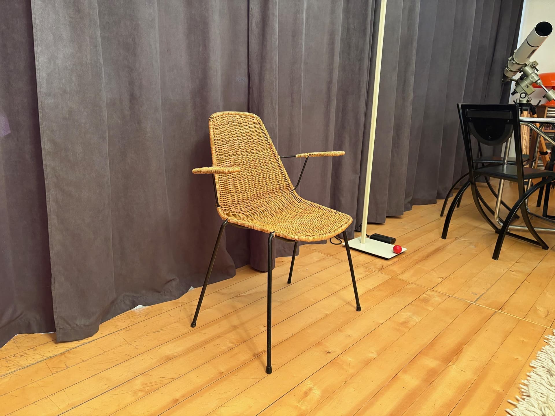 Krzesło z podłokietnikami, rattan brązowy, stal czarna, proj. G. F. Legler, Włochy, lata 50. - 79913