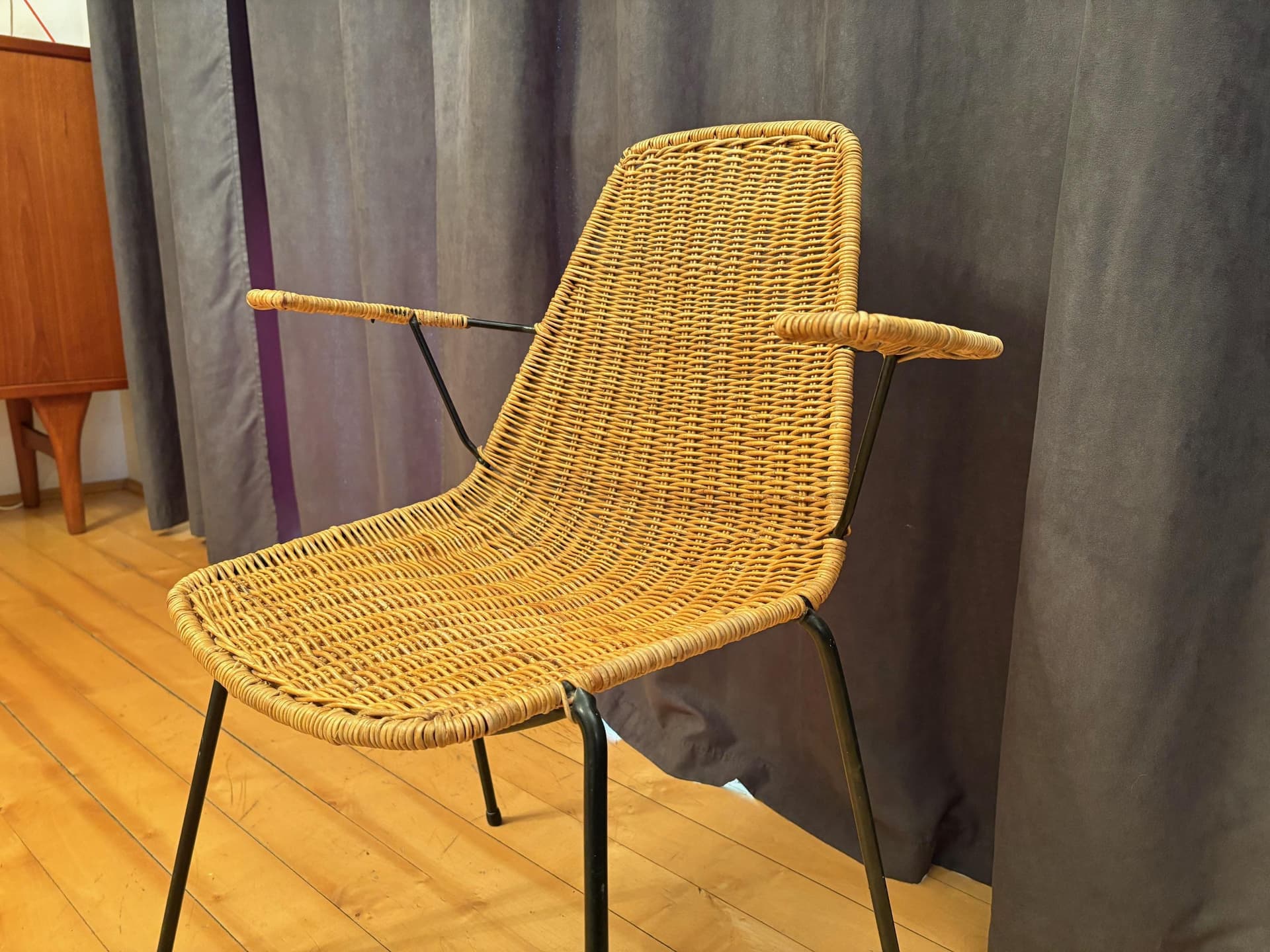 Krzesło z podłokietnikami, rattan brązowy, stal czarna, proj. G. F. Legler, Włochy, lata 50. - 79915