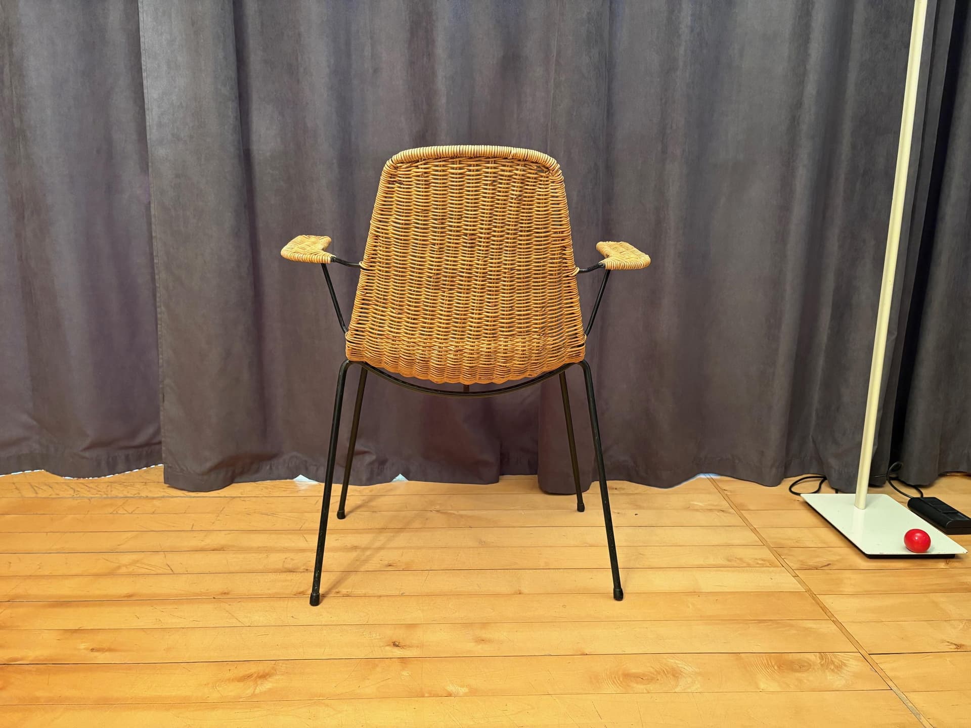 Krzesło z podłokietnikami, rattan brązowy, stal czarna, proj. G. F. Legler, Włochy, lata 50. - 79919