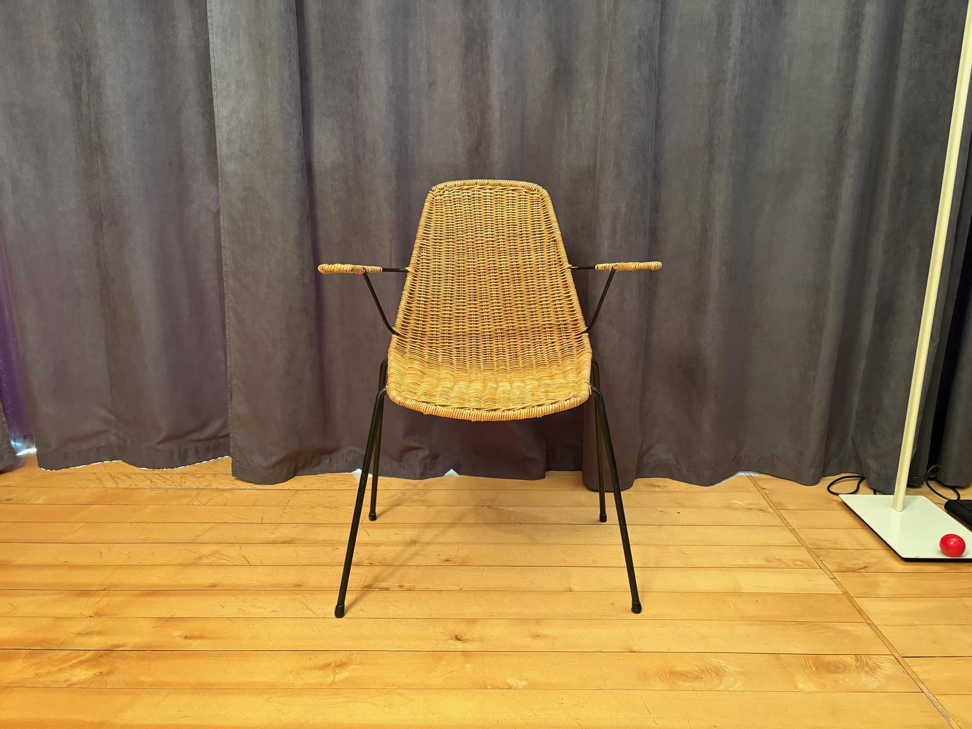 Krzesło z podłokietnikami, rattan brązowy, stal czarna, proj. G. F. Legler, Włochy, lata 50. - 79914