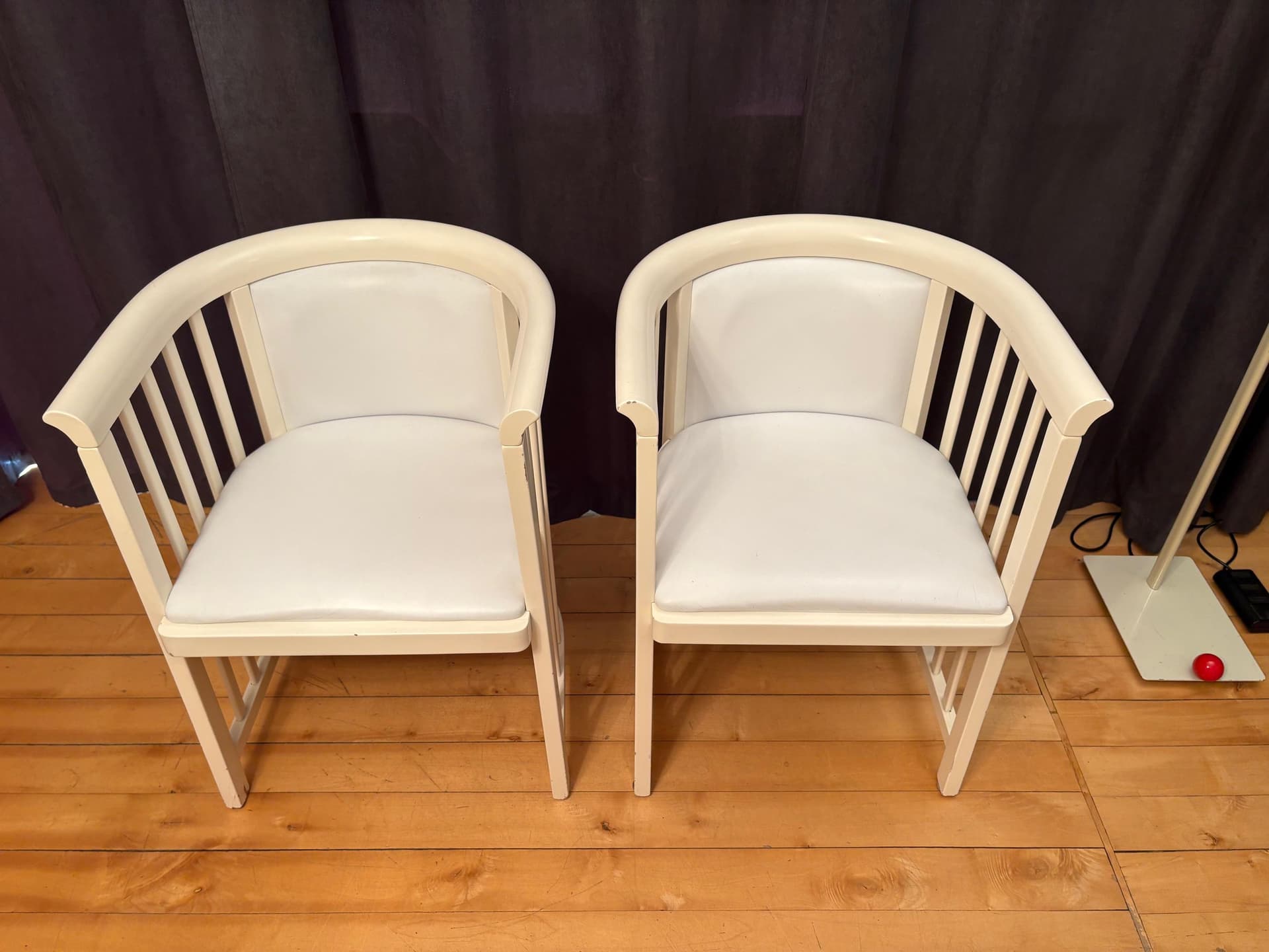 Pair of armchairs Cabaret Fledermaus, ivory white lacquered wood, ivory white natural leather, by J. Hoffmann, Austria, early 20th c. - 79908