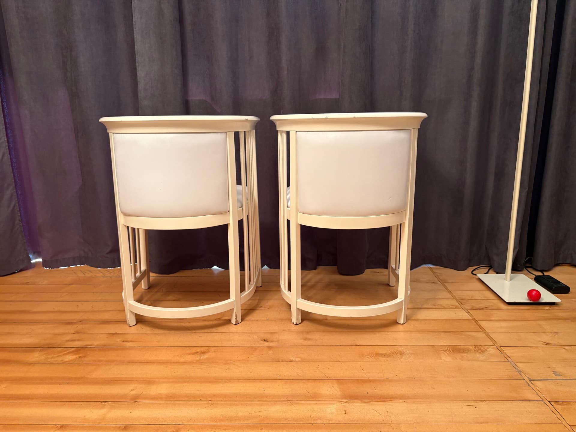 Pair of armchairs Cabaret Fledermaus, ivory white lacquered wood, ivory white natural leather, by J. Hoffmann, Austria, early 20th c. - 79900