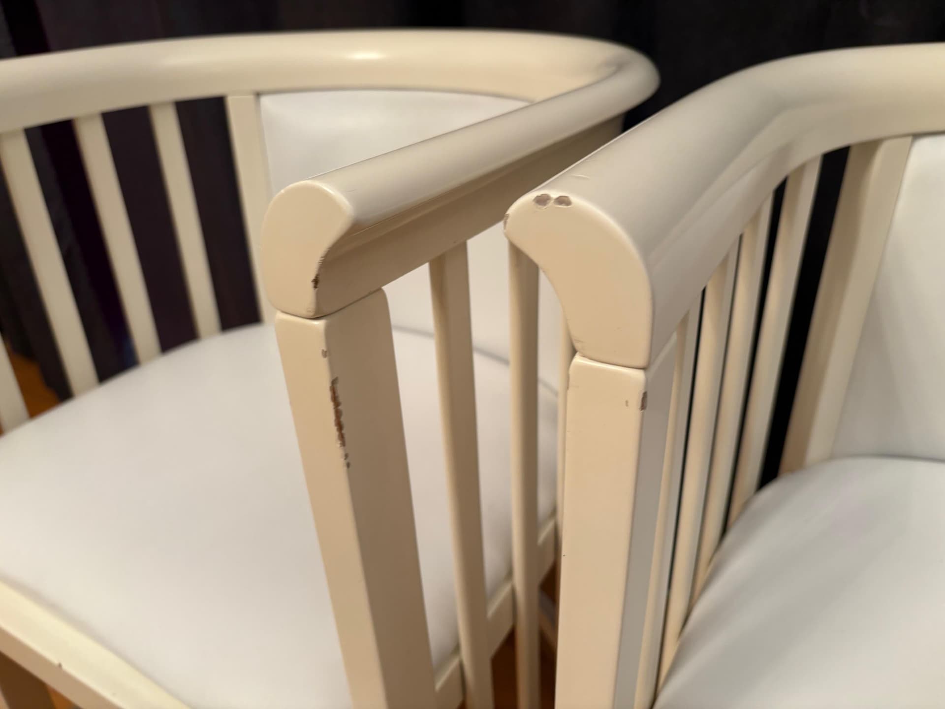 Pair of armchairs Cabaret Fledermaus, ivory white lacquered wood, ivory white natural leather, by J. Hoffmann, Austria, early 20th c. - 79909