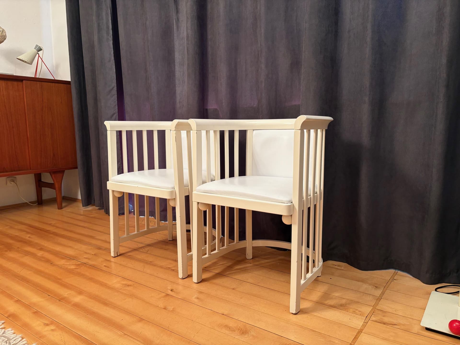 Pair of armchairs Cabaret Fledermaus, ivory white lacquered wood, ivory white natural leather, by J. Hoffmann, Austria, early 20th c. - 79906