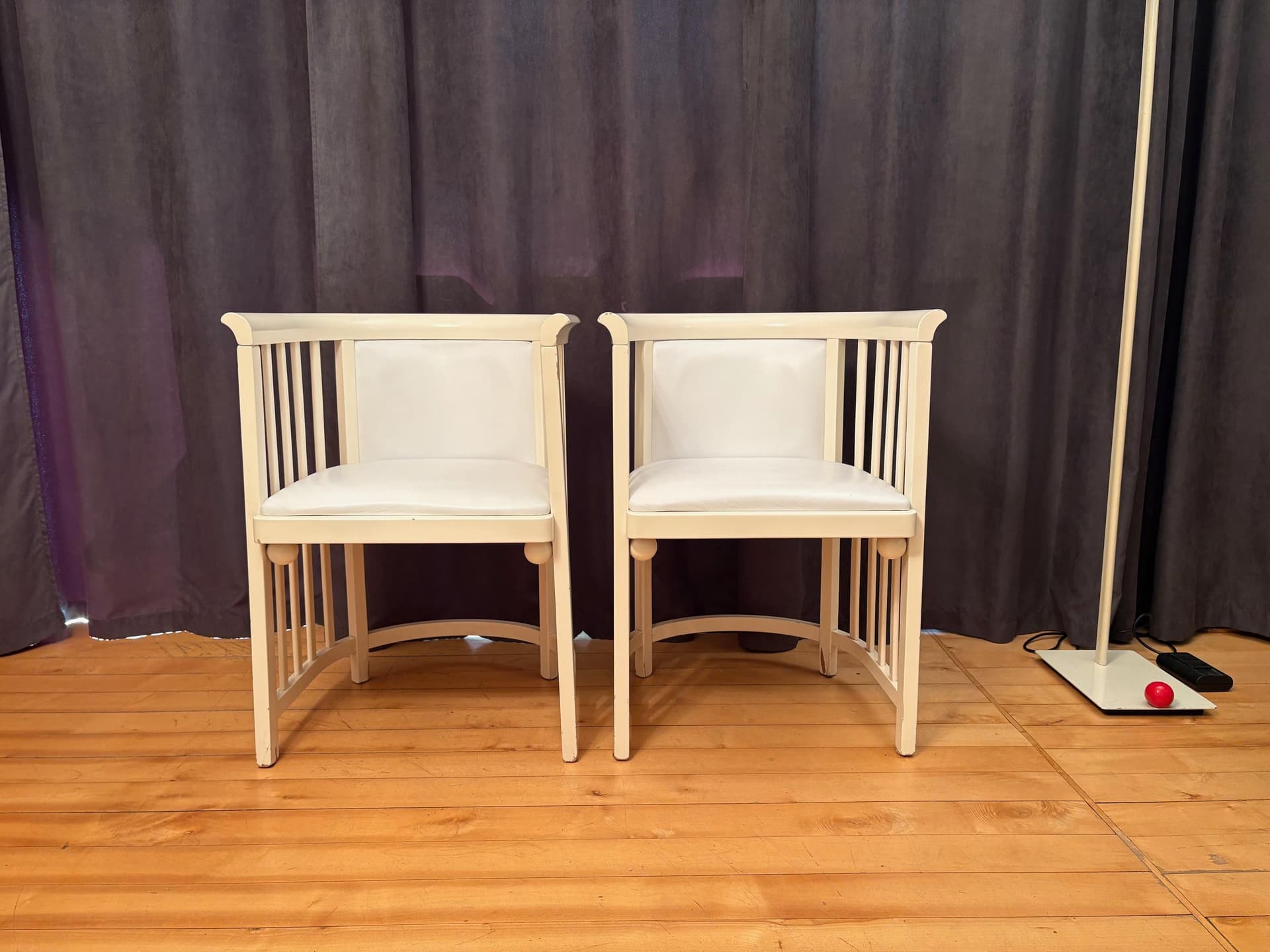 Pair of armchairs Cabaret Fledermaus, ivory white lacquered wood, ivory white natural leather, by J. Hoffmann, Austria, early 20th c. - 79904