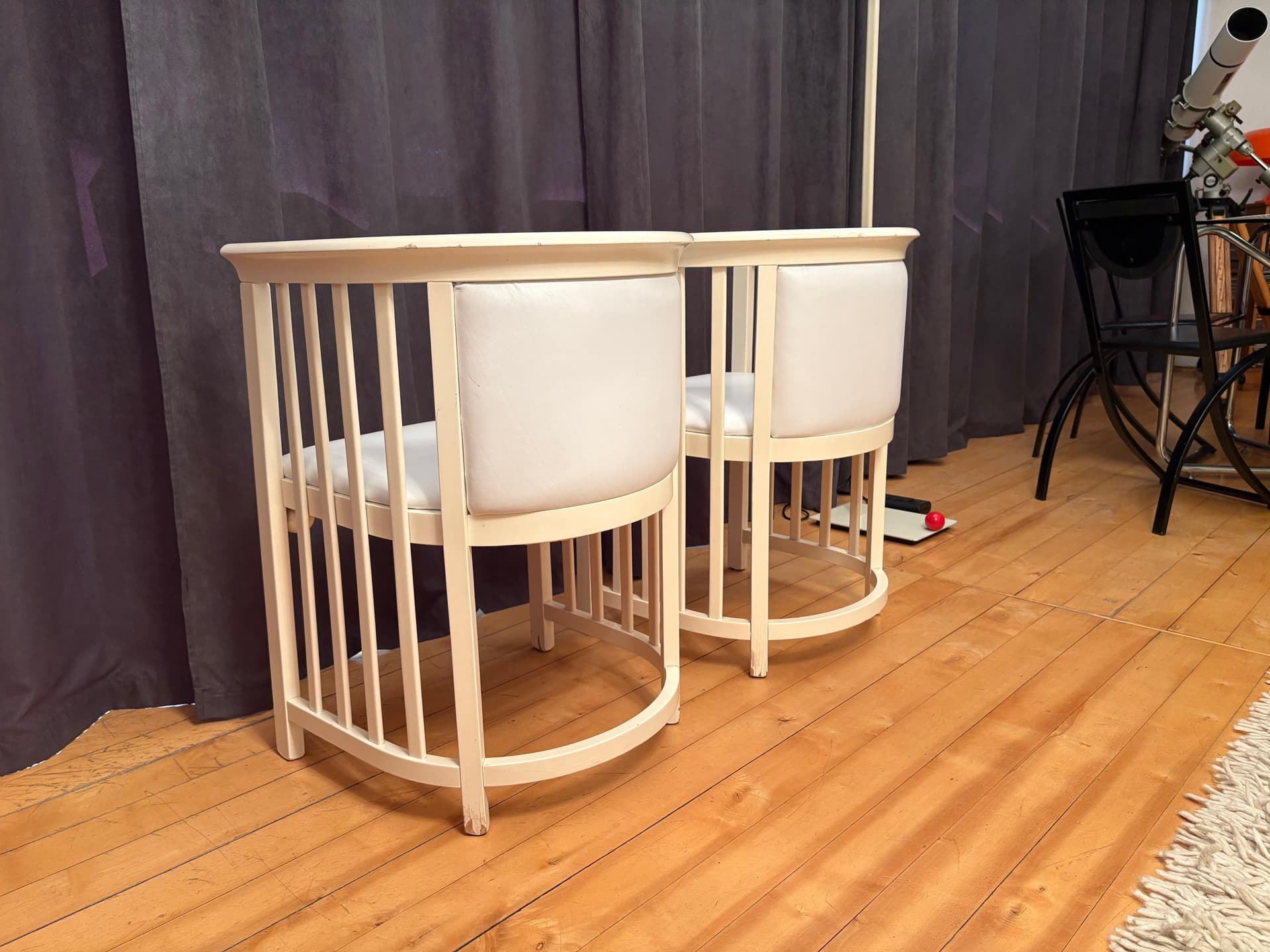 Pair of armchairs Cabaret Fledermaus, ivory white lacquered wood, ivory white natural leather, by J. Hoffmann, Austria, early 20th c. - 79901