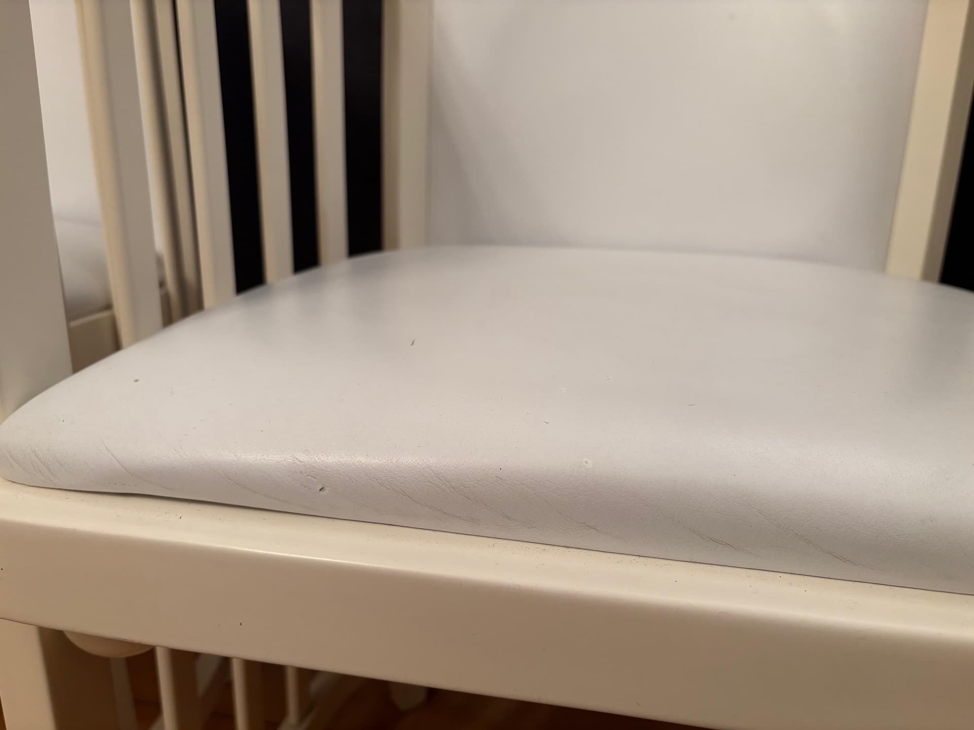 Pair of armchairs Cabaret Fledermaus, ivory white lacquered wood, ivory white natural leather, by J. Hoffmann, Austria, early 20th c. - 79907