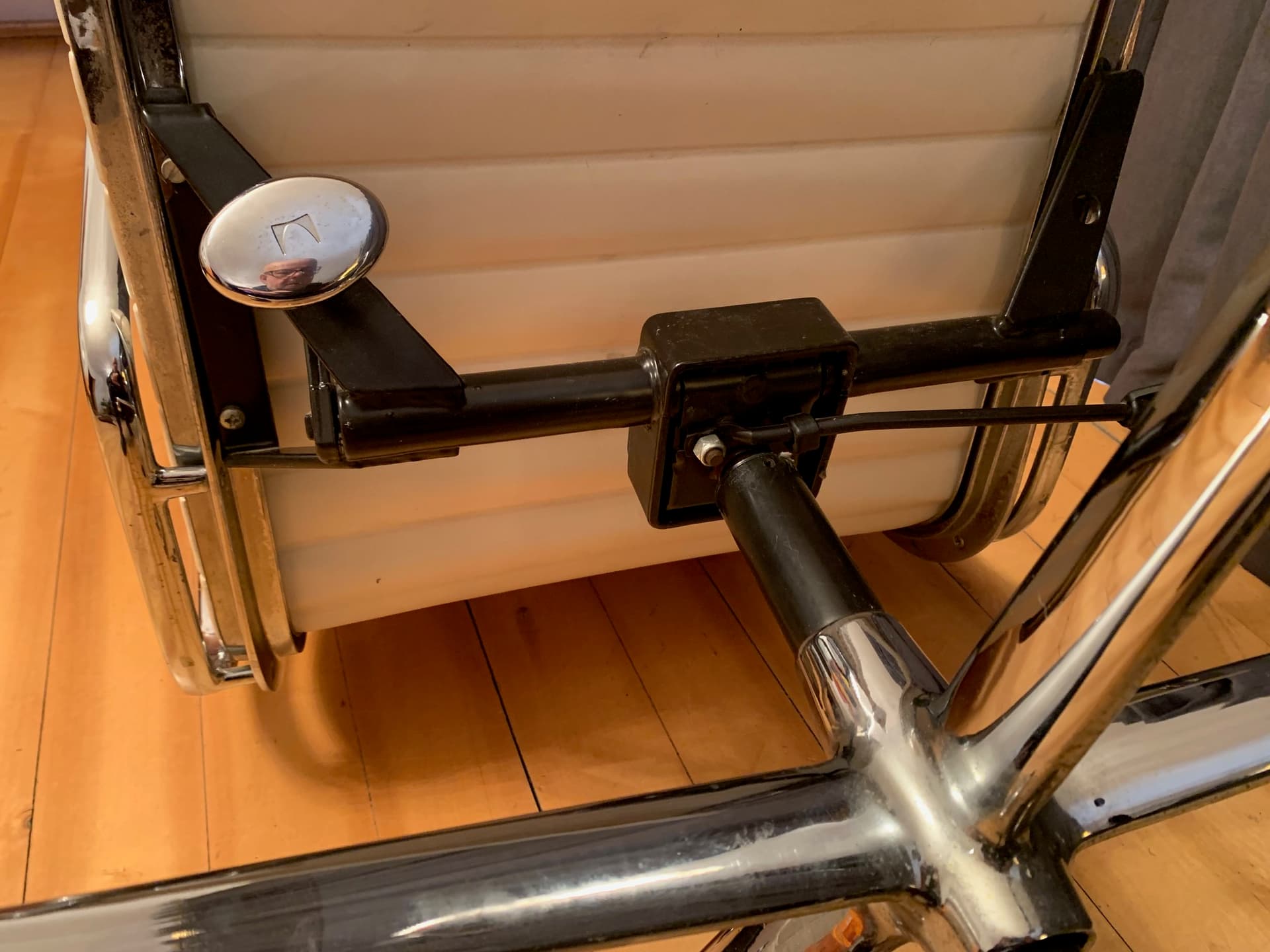 Swivel Chair EA 119, beige leather, chrome steel, by C. & R. Eames, Herman Miller, USA, 1970s. - 40990