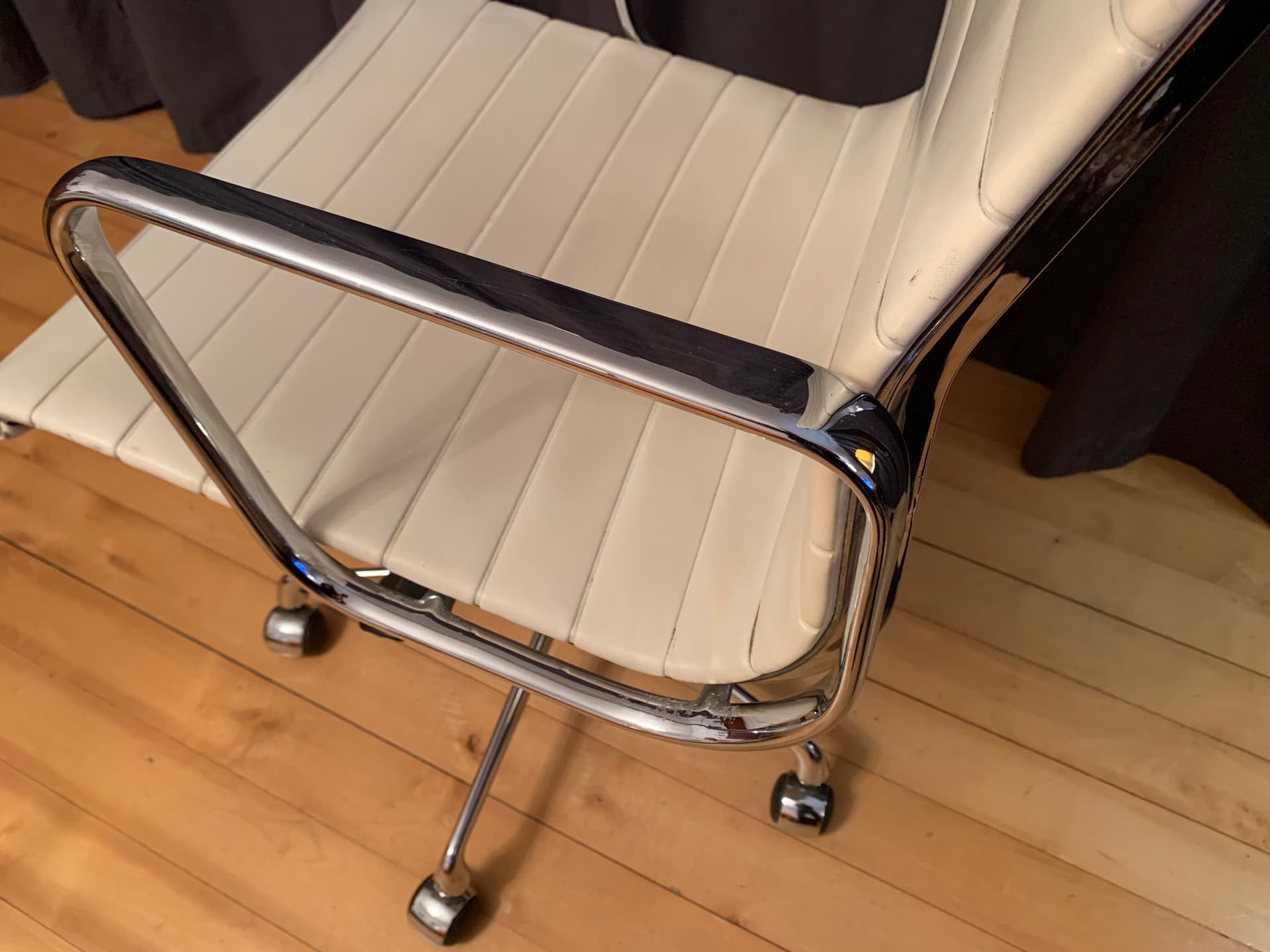 Swivel Chair EA 119, beige leather, chrome steel, by C. & R. Eames, Herman Miller, USA, 1970s. - 40988