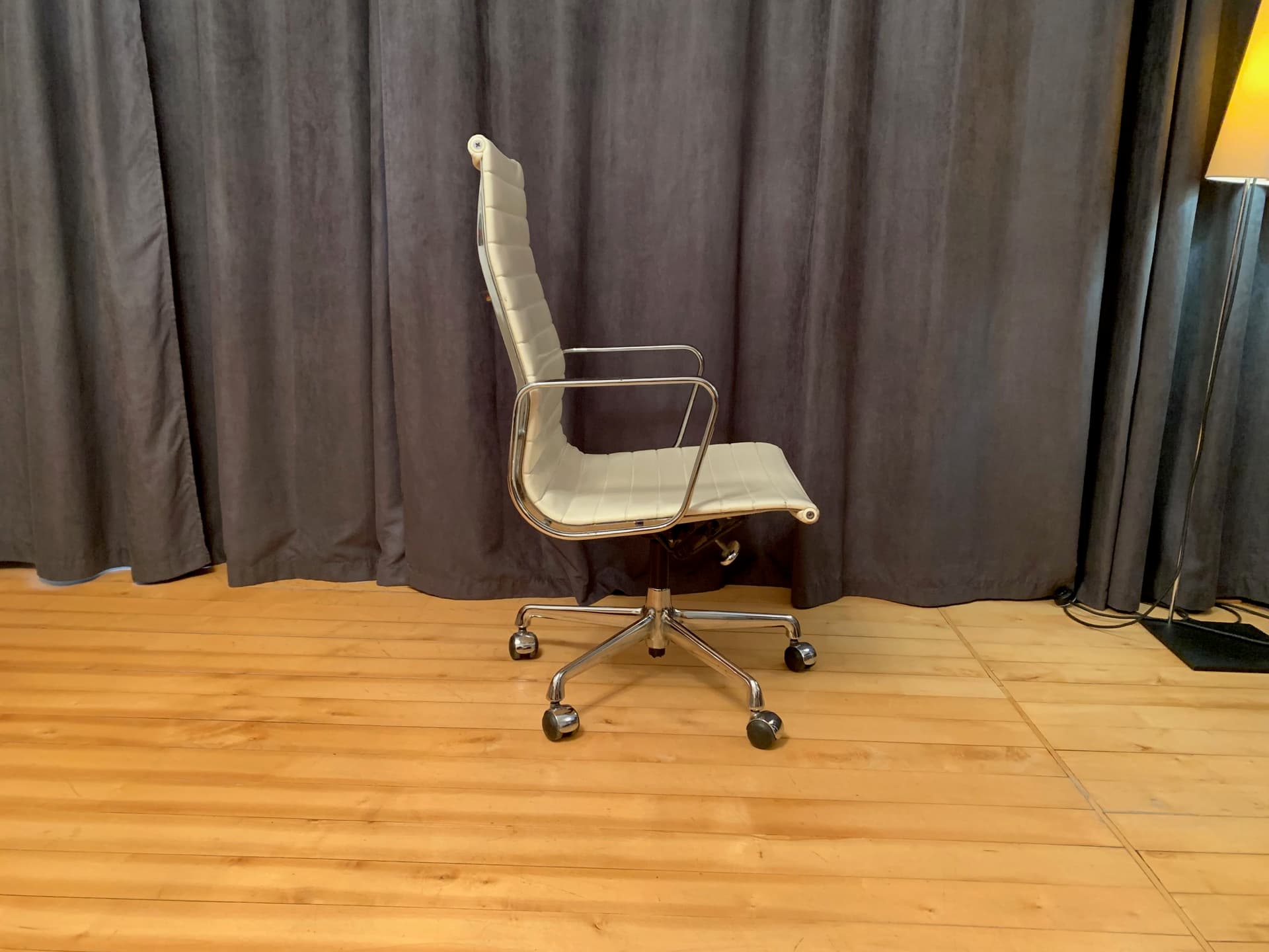 Swivel Chair EA 119, beige leather, chrome steel, by C. & R. Eames, Herman Miller, USA, 1970s. - 40981