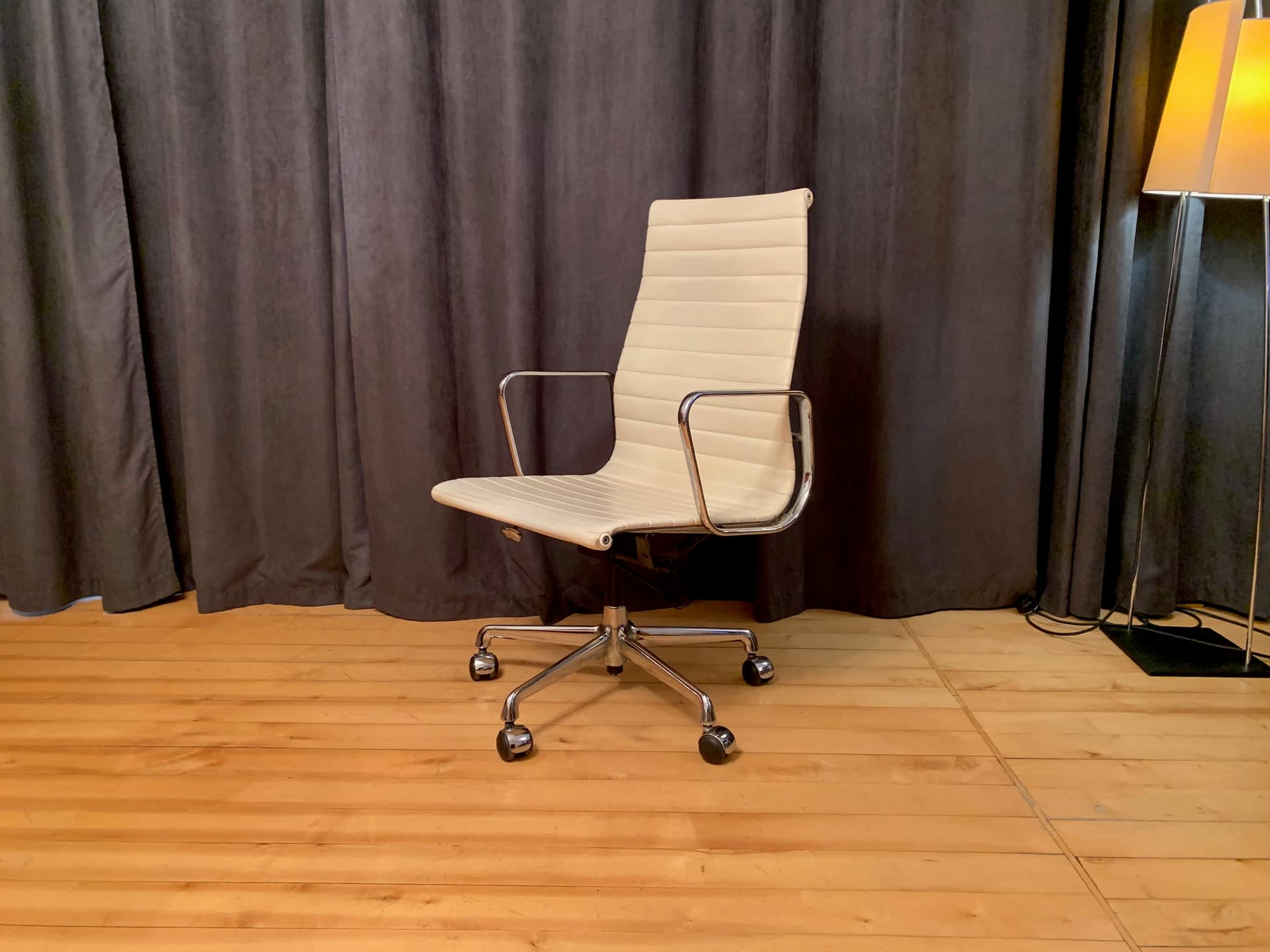 Swivel Chair EA 119, beige leather, chrome steel, by C. & R. Eames, Herman Miller, USA, 1970s. - 40980