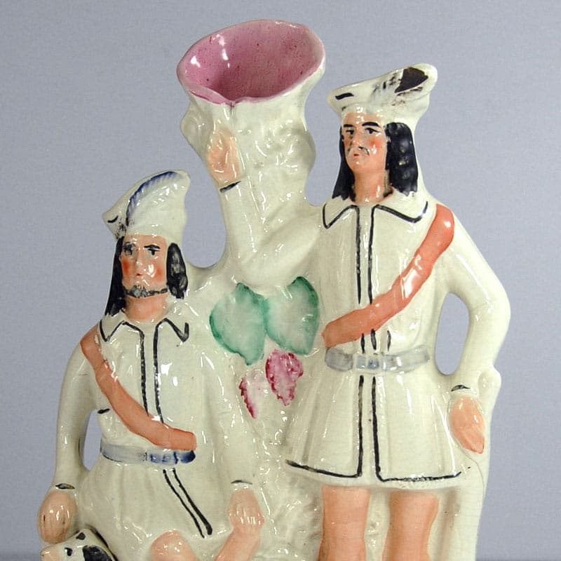 Wazon kominkowy Robin Hood i Mały John, ceramika ivory white, Staffordshire, Anglia, początek XX w. - 41648